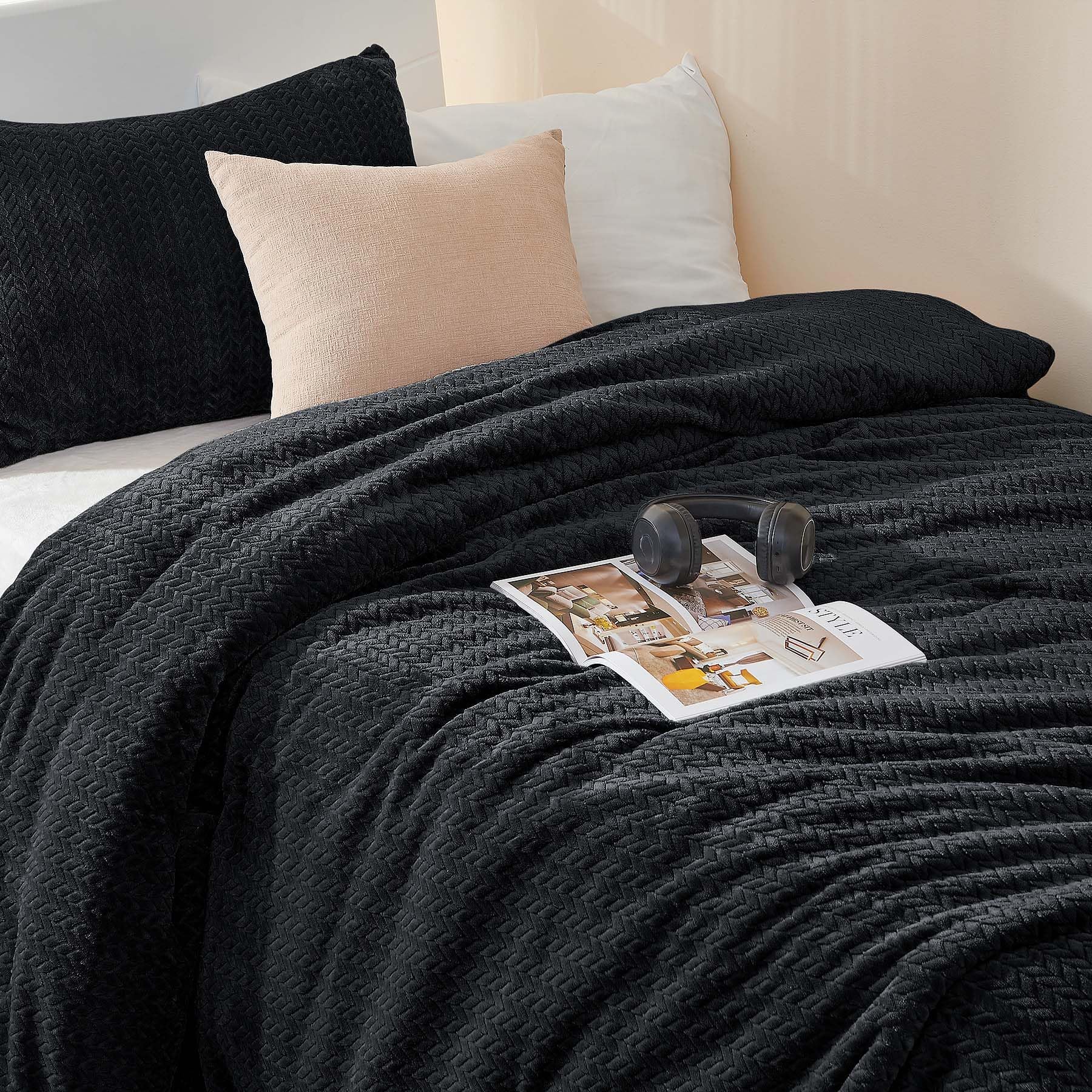 ChiXpace Fluffy Twin Comforter Set - Furry Black Leaves Pattern Faux Fur Bed Set, Winter Ultra Soft Fuzzy Comfort Set, Velvet Be