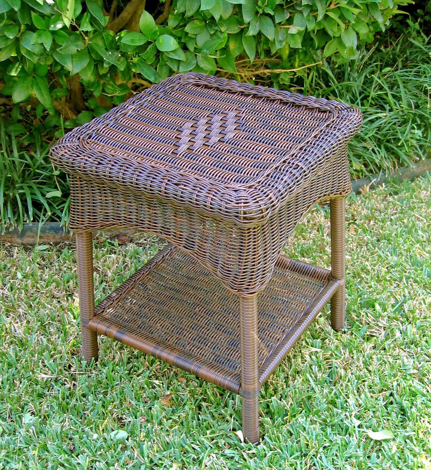 International Caravan Furniture Piece Pvc Resin and Steel Outdoor Side Table, Antique Pecan
