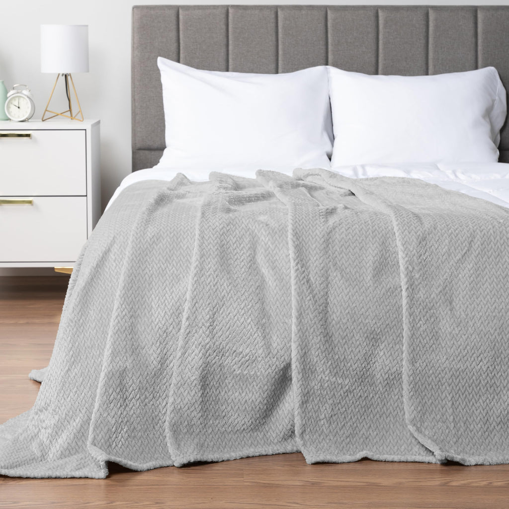 Pavilia Soft Fleece Light Grey Throw Blanket For Couch, Lightweight Plush Warm Blankets For Bed, Fuzzy Cozy Flannel Blanket Thro