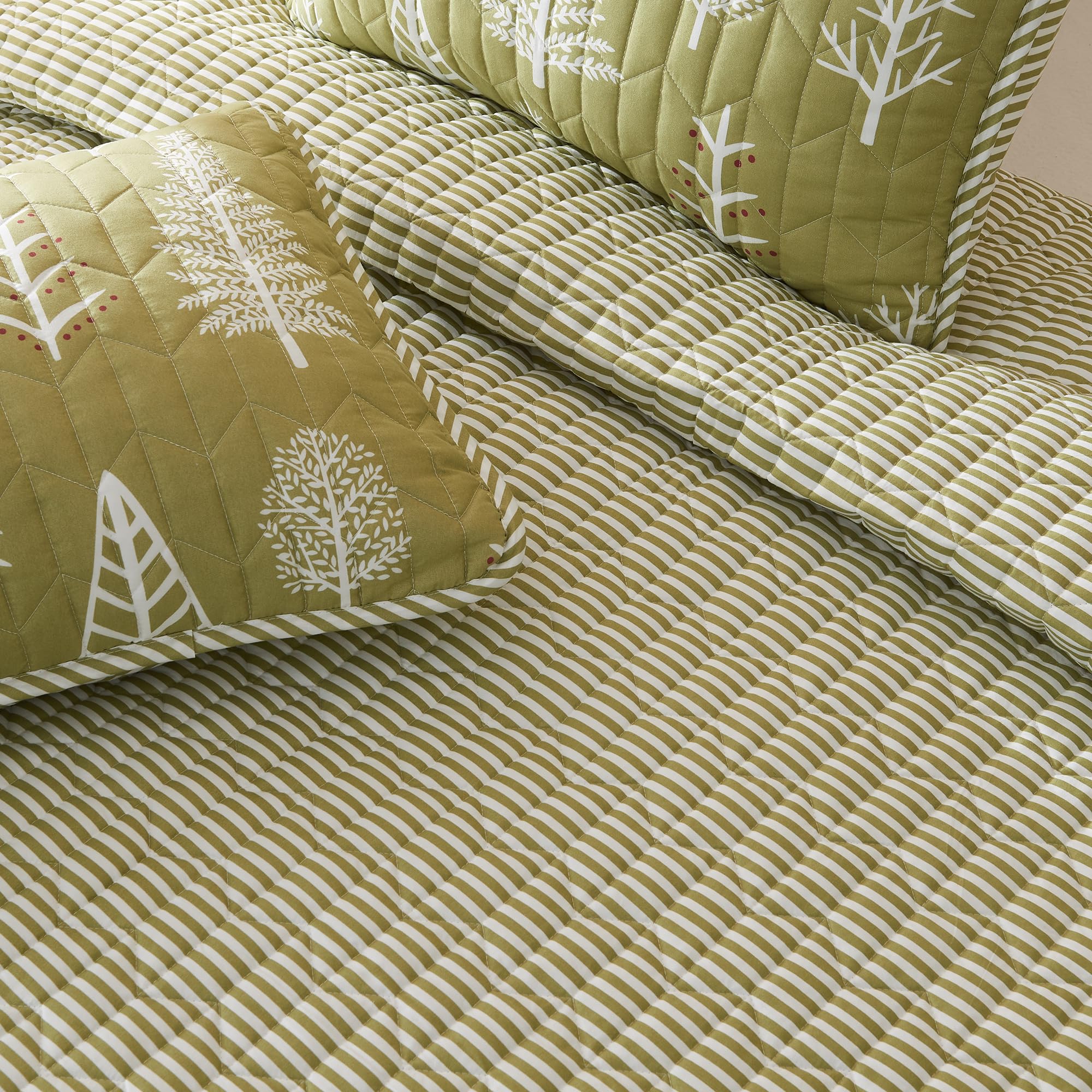 Great Bay Home King Reversible Rustic Lodge Sage And Red Bedspread Quilt With Shams - All Season Cabin Forest Coverlet Bedding Set (Includes 1 Quilt, 2 Pillow Shams)