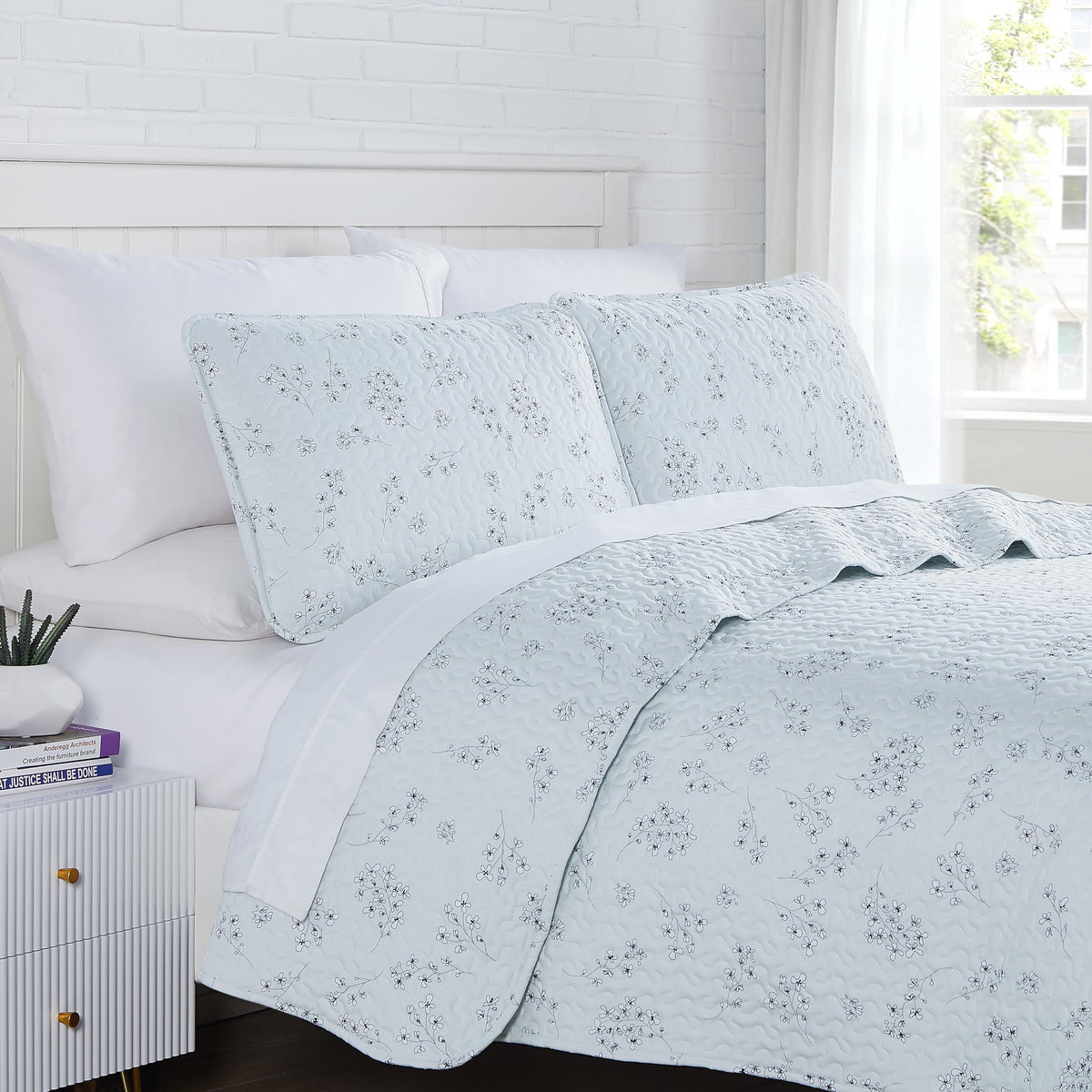 Southshore Fine Living, Inc. Oversized Queen Quilt Bedding Set, 3-Piece, Lightweight Queen Bedspread With 2 Shams, Sweet Flowers