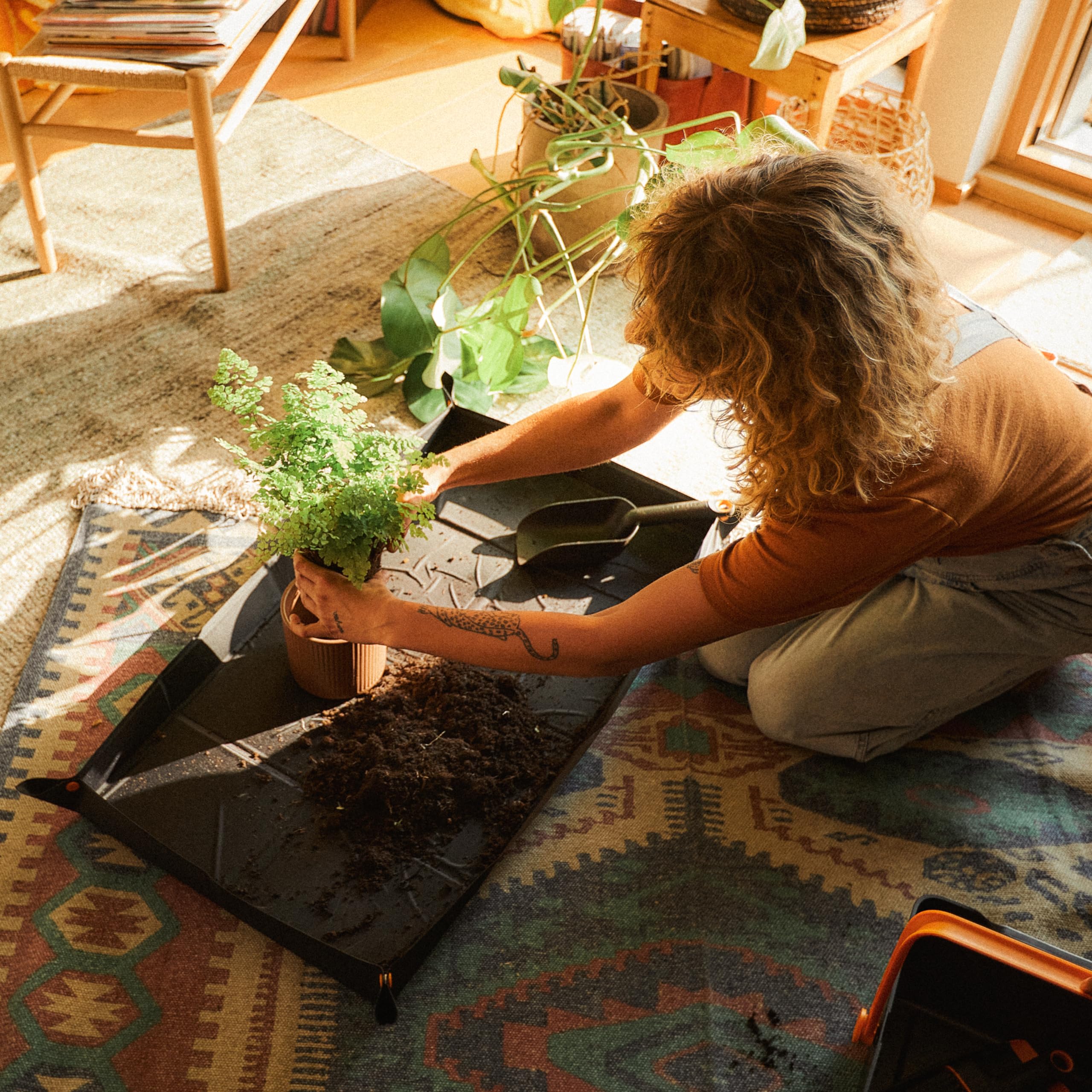 Fiskars Large Repotting Mat For Indoor Garden Transplanting And Soil Mess Control, Foldable And Water Resistant, 32.5' X 17.5'