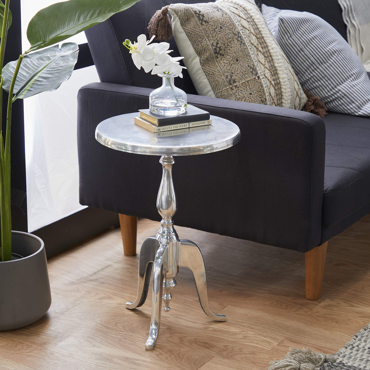 Deco 79 Traditional Aluminum Round Accent Table, 15 x 15 x 22, Silver