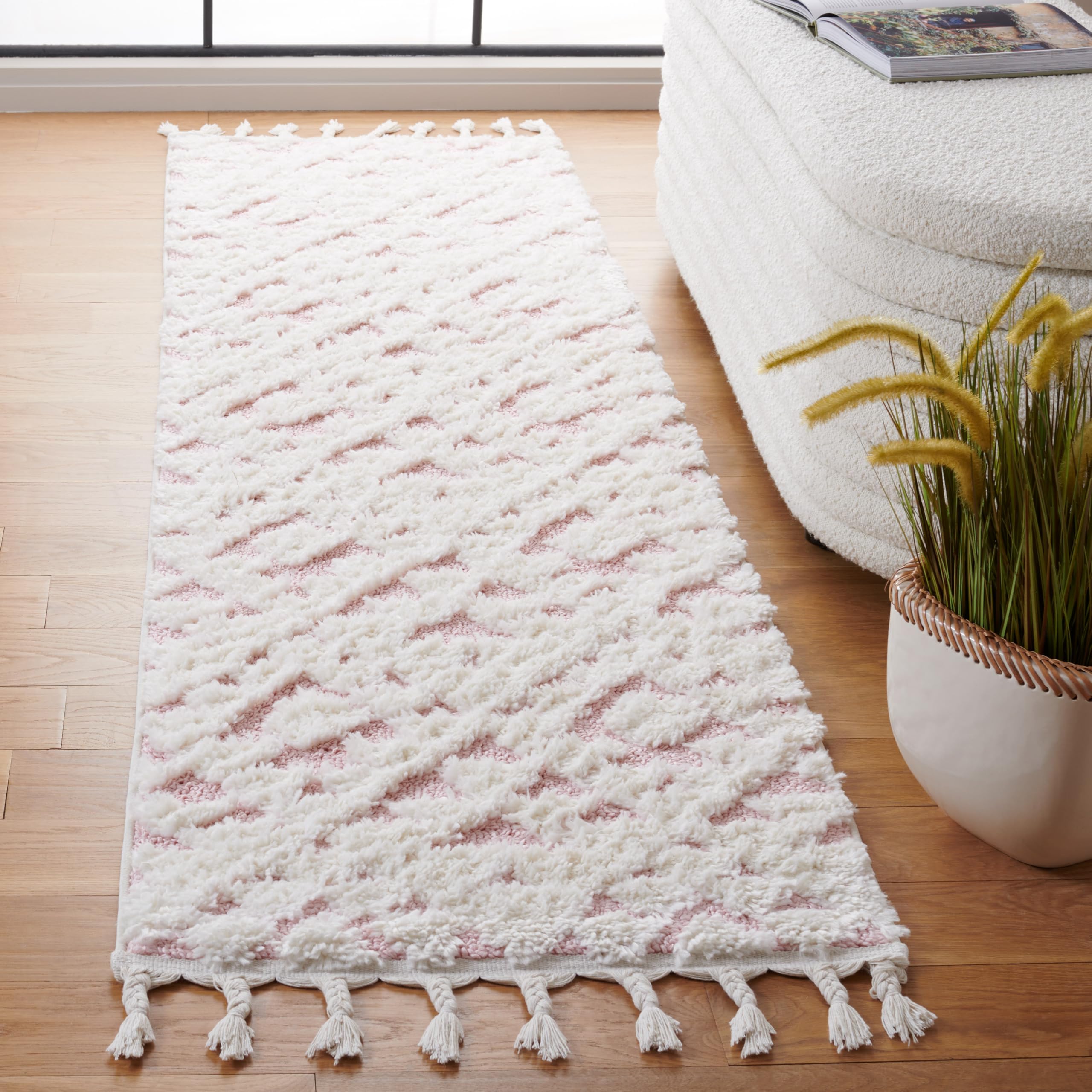 SAFAVIEH Moroccan Tassel Shag Collection Runner Rug - 23 x 8, Ivory & Pink, Plush 2-inch Thick, Ideal for High Traffic Areas i