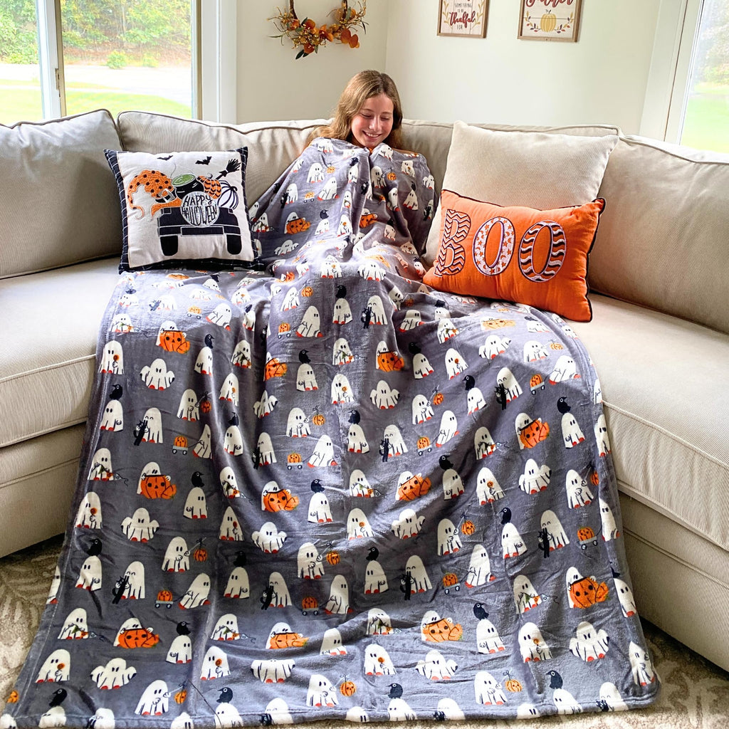 Halloween Fleece Throw Blanket: Baby Ghost Party On Grey Background Design On Soft Velvet Throw Blanket For Couch Bed