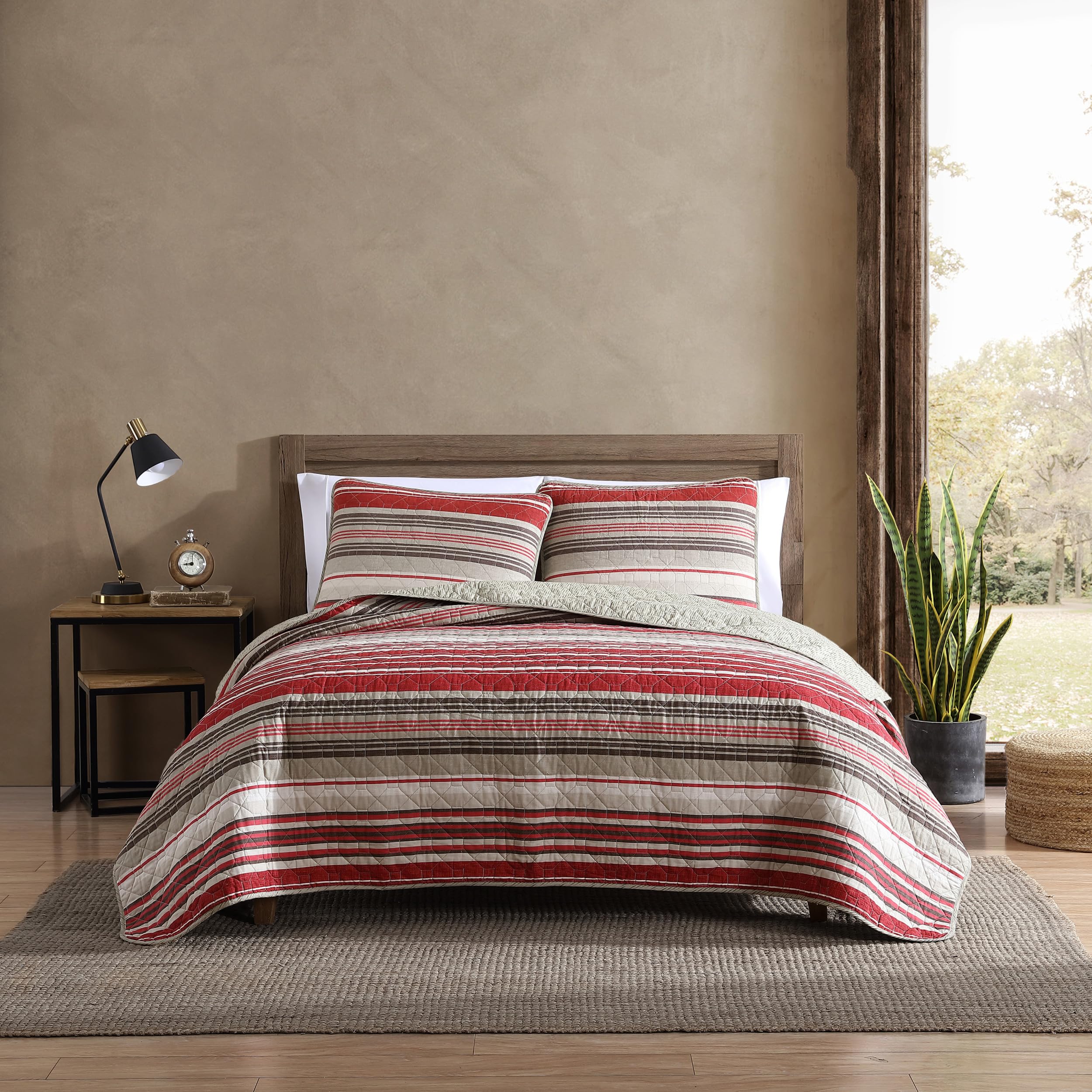 Eddie Bauer - King Quilt Set, Reversible Cotton Bedding With Matching Shams, Home Decor For All Seasons (Yakima Red, King)