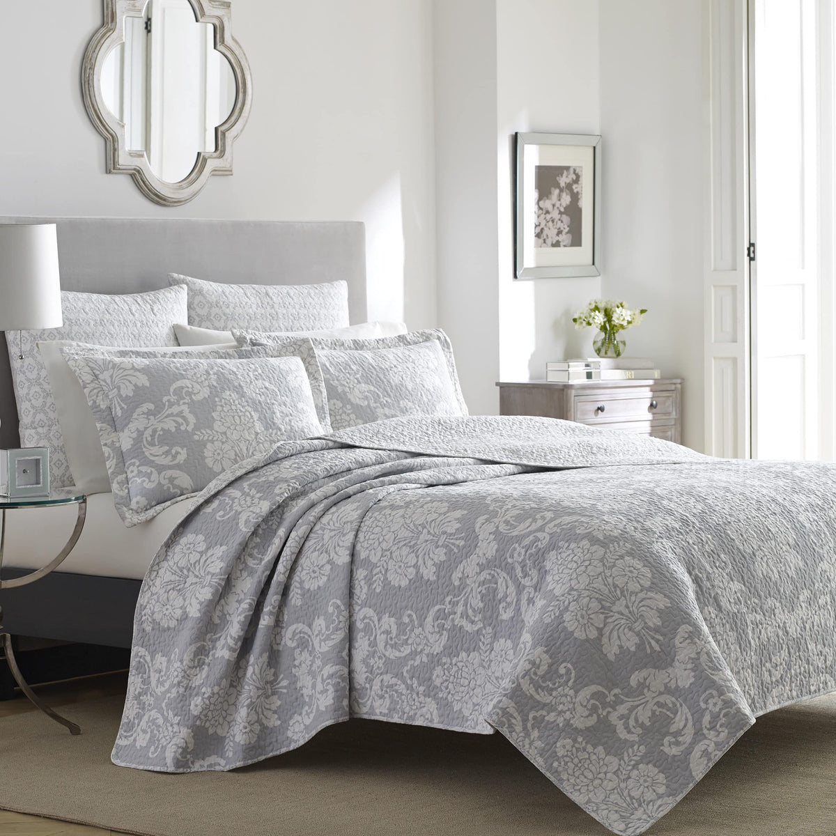 Laura Ashley Quilt Set Cotton Reversible Bedding With Matching Shams, Lightweight Home Decor Ideal For All Seasons, King, Veneti