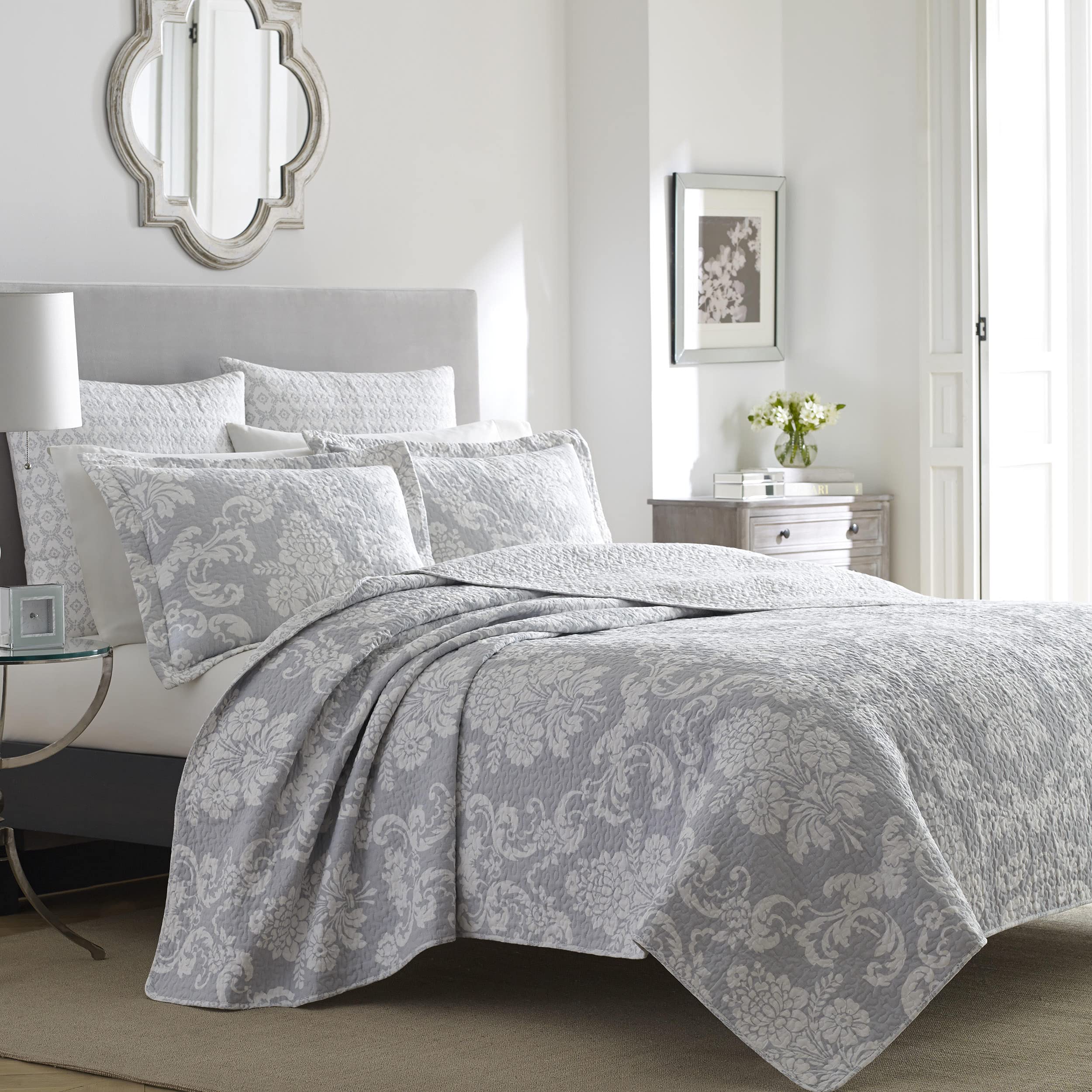 Laura Ashley Quilt Set Cotton Reversible Bedding With Matching Shams, Lightweight Home Decor Ideal For All Seasons, King, Veneti