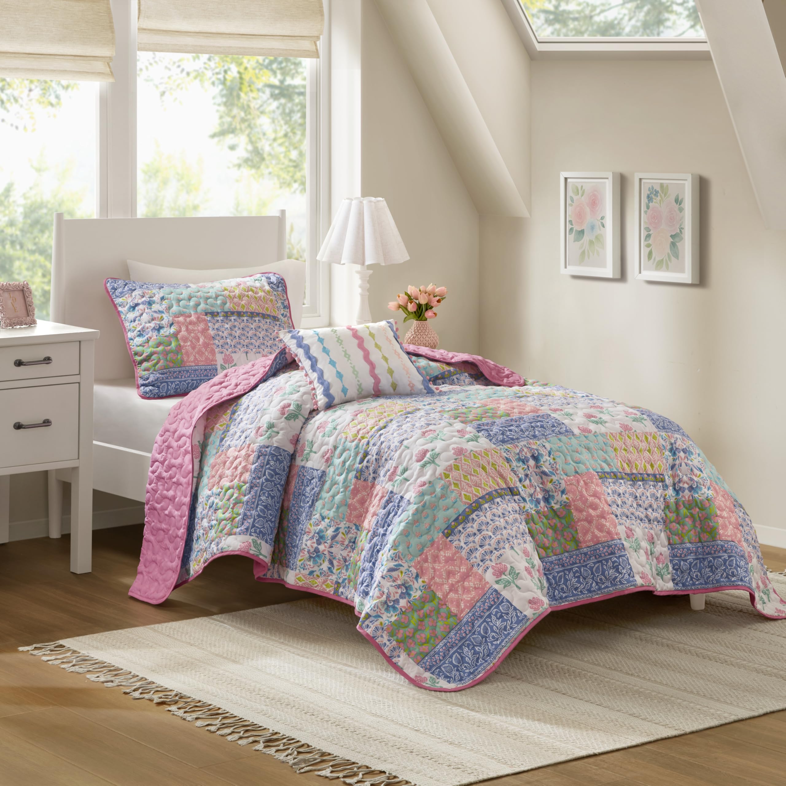 Intelligent Design Twin/Twin XL Pink Floral Patchwork Quilt Set, Reversible Teen Girls Lightweight Boho Bedding Coverlet with Sh