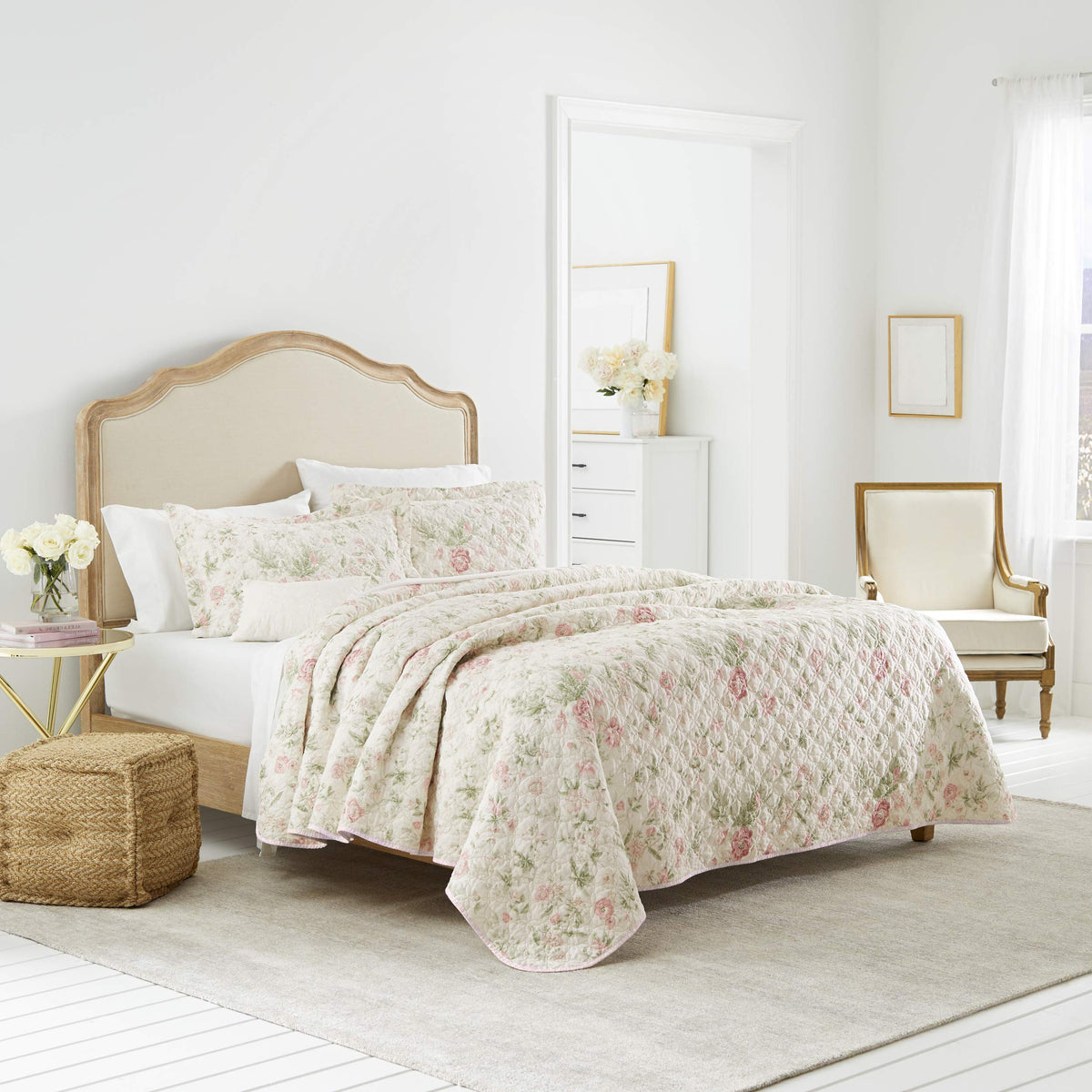 Laura Ashley - King Quilt Set, Reversible Cotton Bedding With Matching Shams, Lightweight Home Decor For All Seasons (Breezy Flo