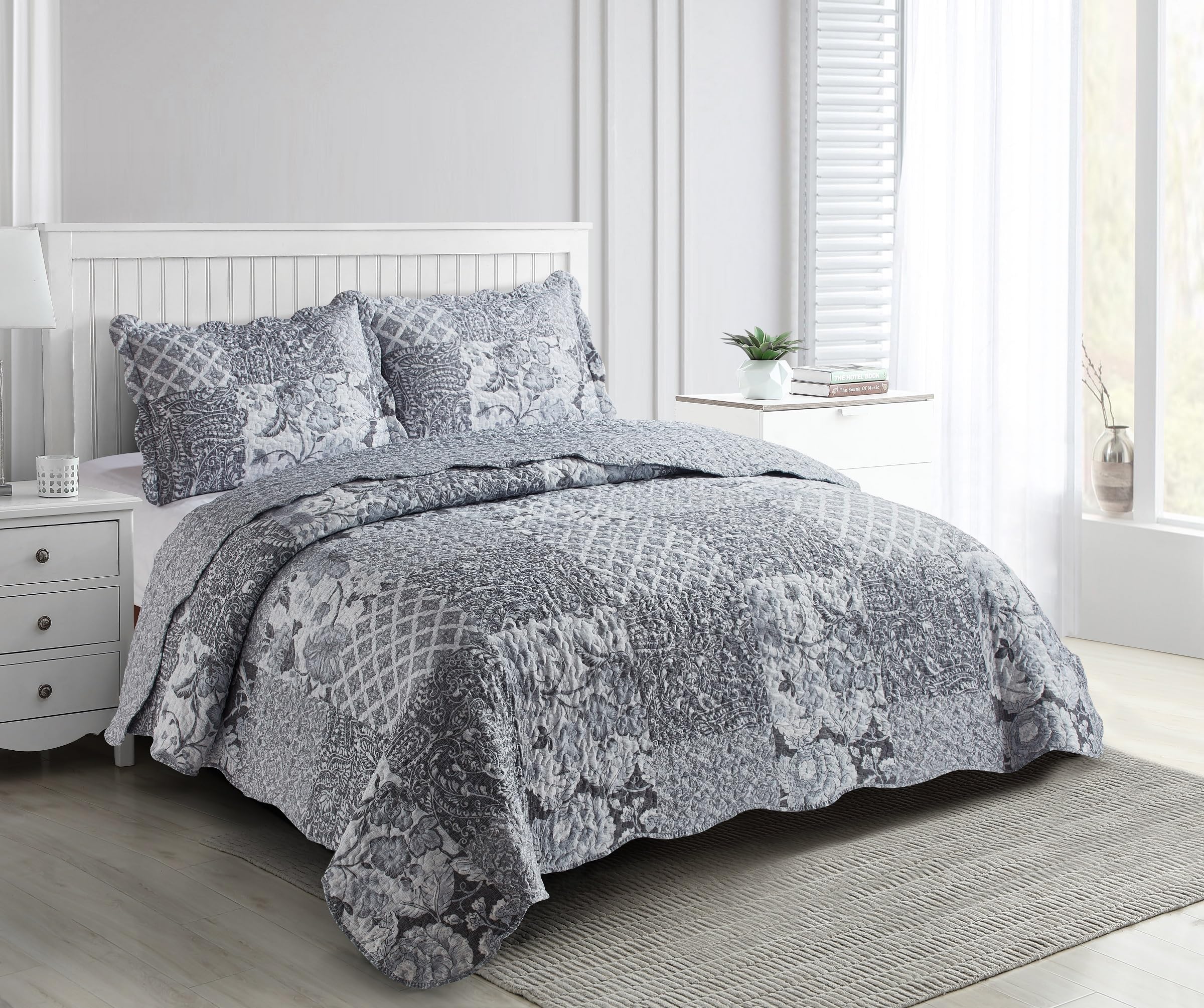 Brilliant Sunshine Grey Flowers Patchwork, 3-Piece Quilt Set With 2 Shams, Reversible Bedspread, Soft Lightweight Coverlet, All-Season, Full/Queen, Grey