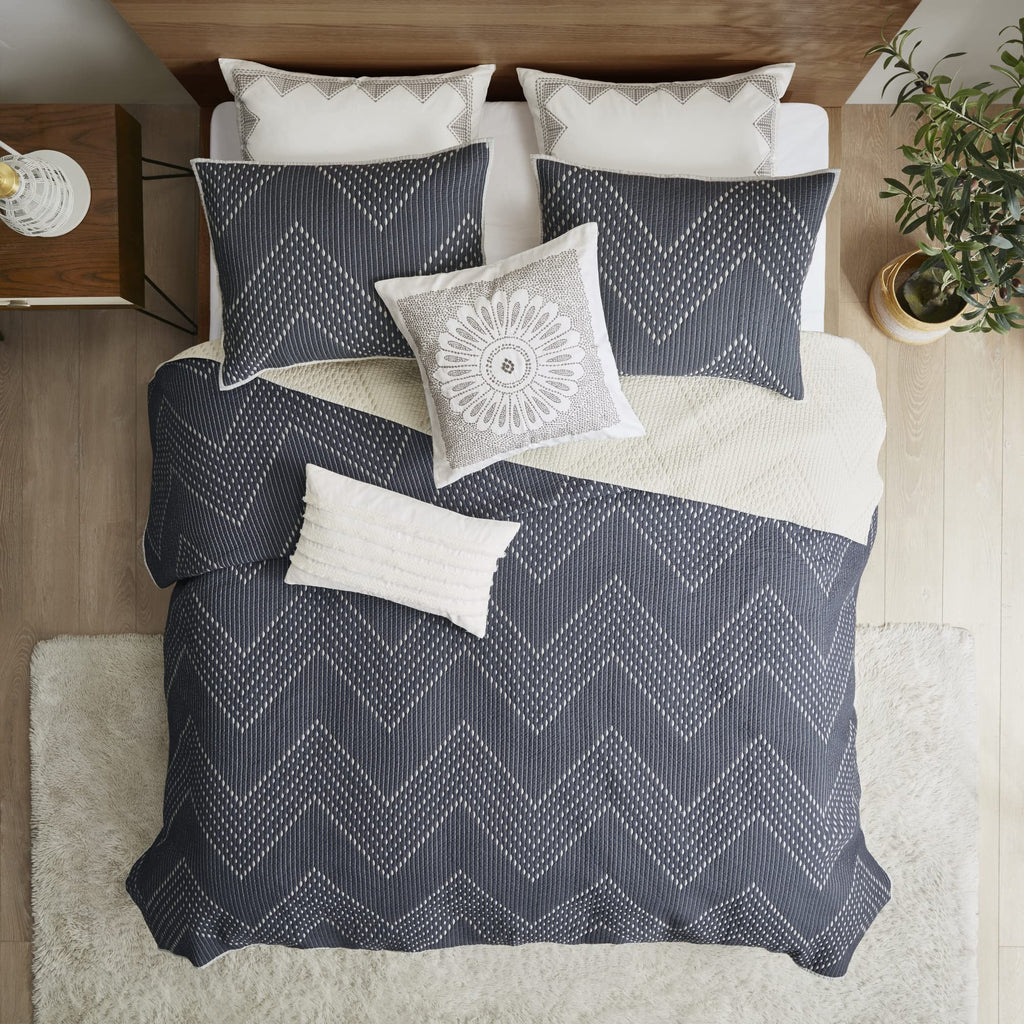 Ink+Ivy Reversible Cotton Quilt Set - Trendy Chevron Design Summer Cover Breathable Coverlet, Lightweight All Season Bedding Layer For Winter, Matching Shams, King/Cal King(104'X92'), Navy 3 Piece