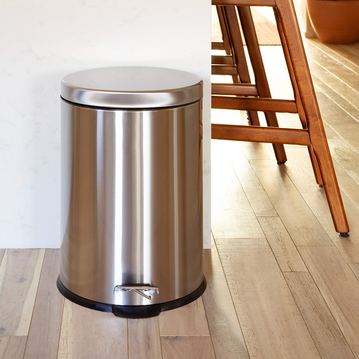 Flash Furniture Round Stainless Steel Fingerprint Resistant Soft Close, Step Trash Can - 5.3 Gallons (20L)