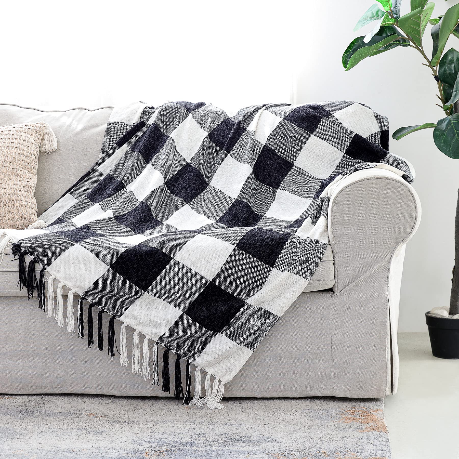Black White Buffalo Plaid Decor Blanket, Lightweight Soft Chenille Check Knitted Rustic Farmhouse Throw With Tassels For Couch S