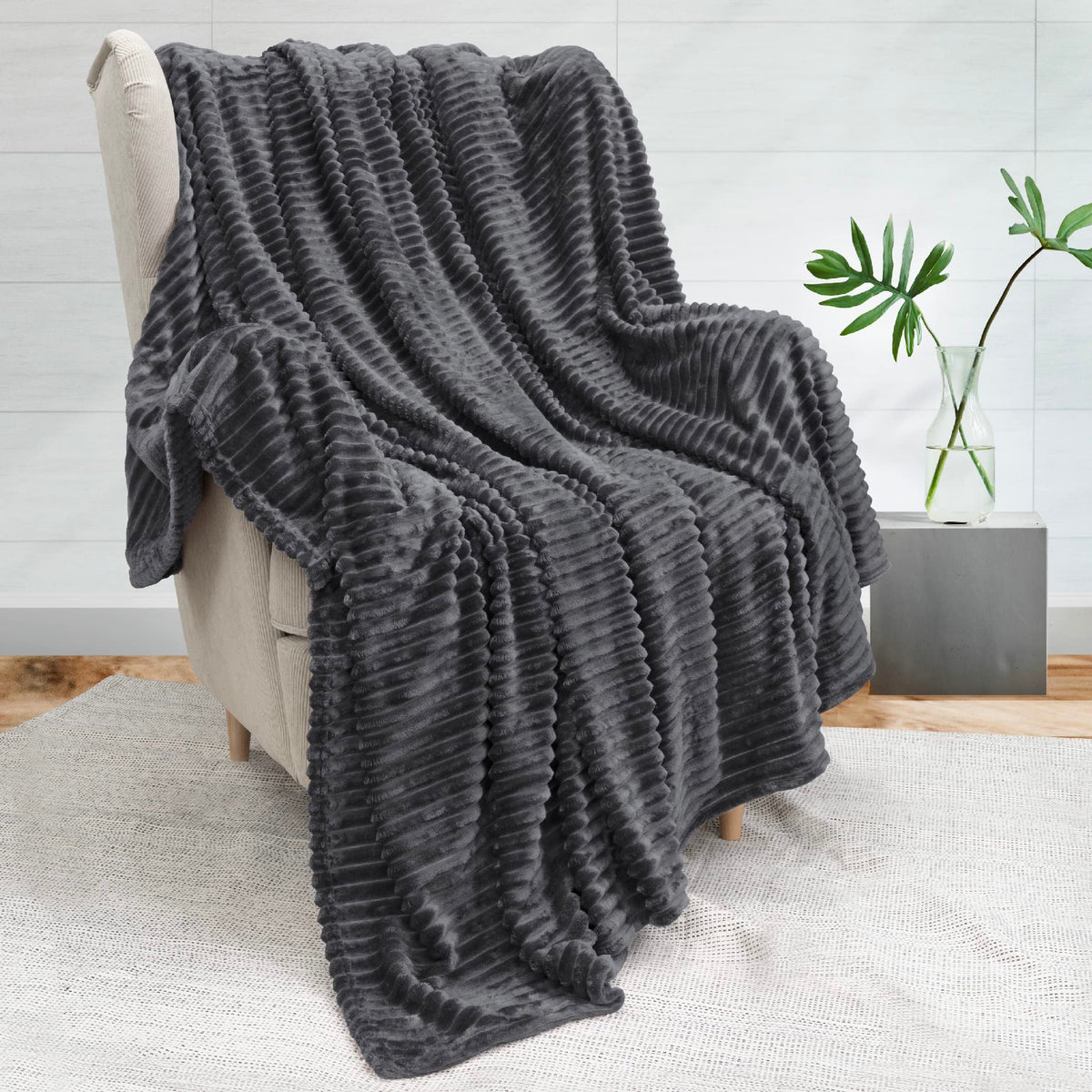 Pavilia Super Soft Fleece Throw Blanket Dark Grey, Luxury Fuzzy Plush Flannel Throw, Warm Cozy Ribbed Microfiber Blanket For Sof