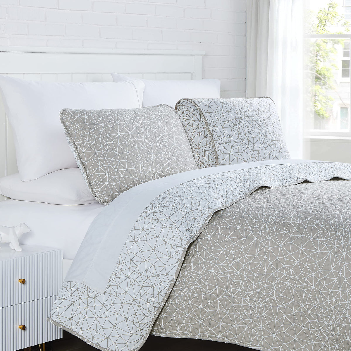 Southshore Fine Living, Inc. Oversized Bedding Quilt Set Lightweight, Coverlet Bedspread 3-Piece Geometric Grid With Two Matchin