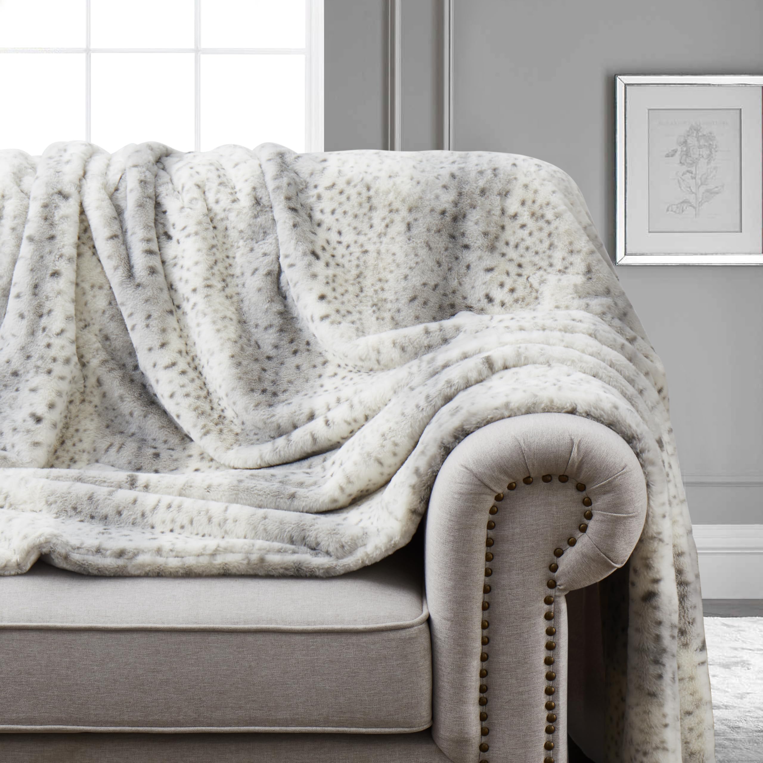 Double Sided Faux Fur Throw Blanket Silky Soft Oversized Afghan Machine Washable, Grey Striped Mink Chinchilla Shadow Fox (Snow