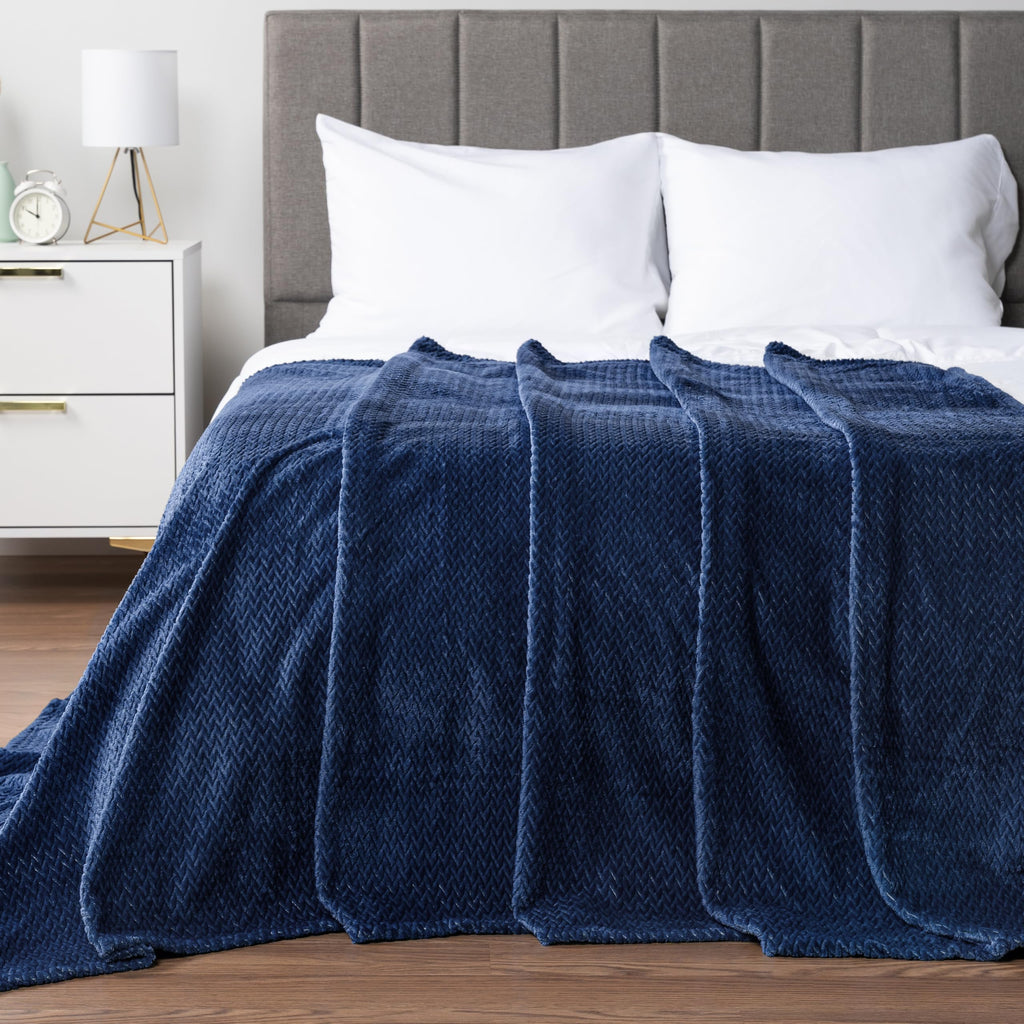 Pavilia Soft Fleece Navy Blue Throw Blanket For Couch, Lightweight Plush Warm Blankets For Bed, Fuzzy Cozy Flannel Blanket Throw