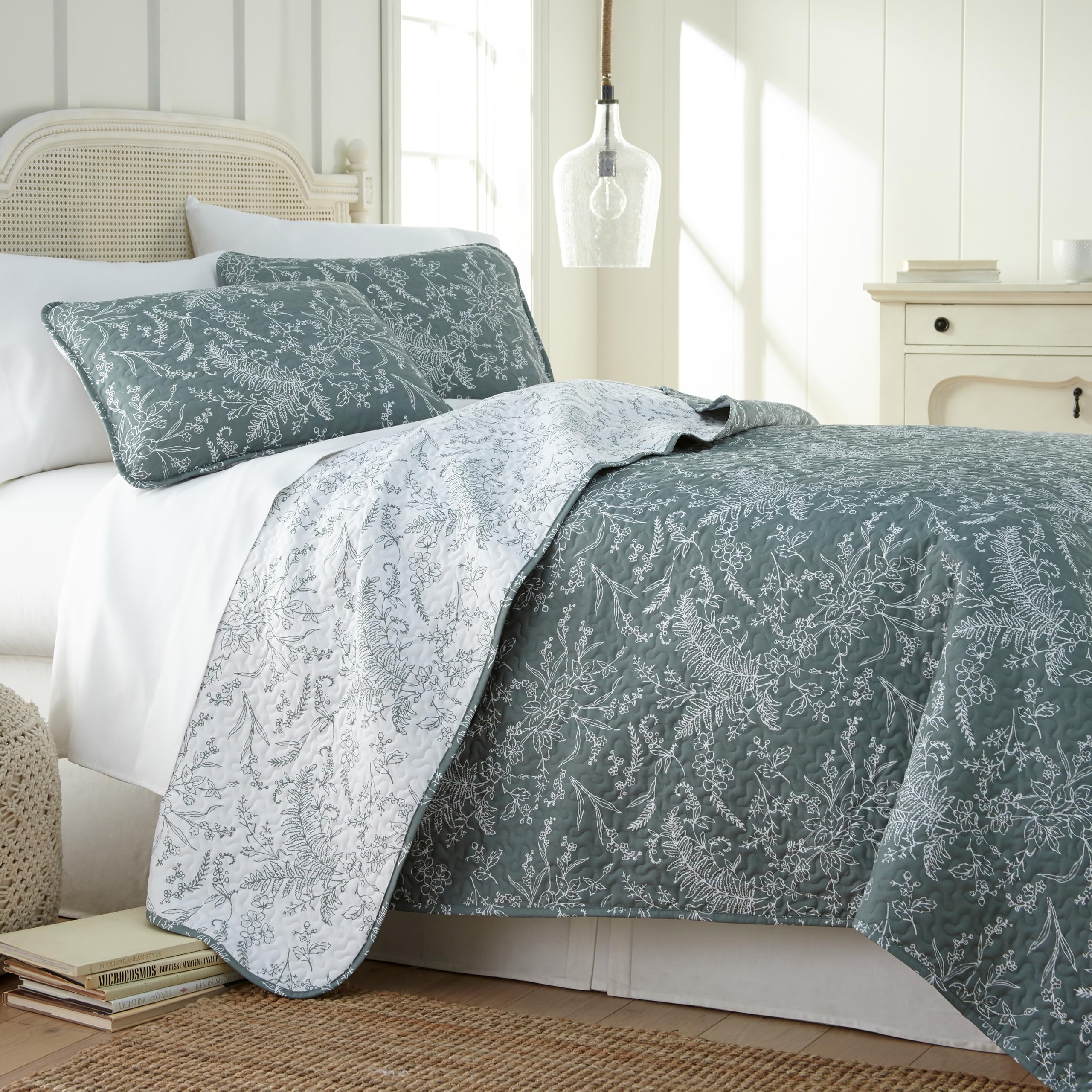 Southshore Fine Living, Inc. Reversible Oversized Quilt Bedding Set, Printed Floral Soft Coverlet Bedspread 3-Piece With Two Mat