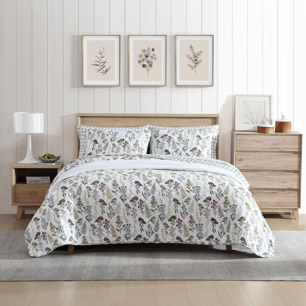 Eddie Bauer - Queen Quilt Set, Reversible Cotton Bedding With Matching Shams, Classic Floral Home Decor With Plaid Reverse (Flow