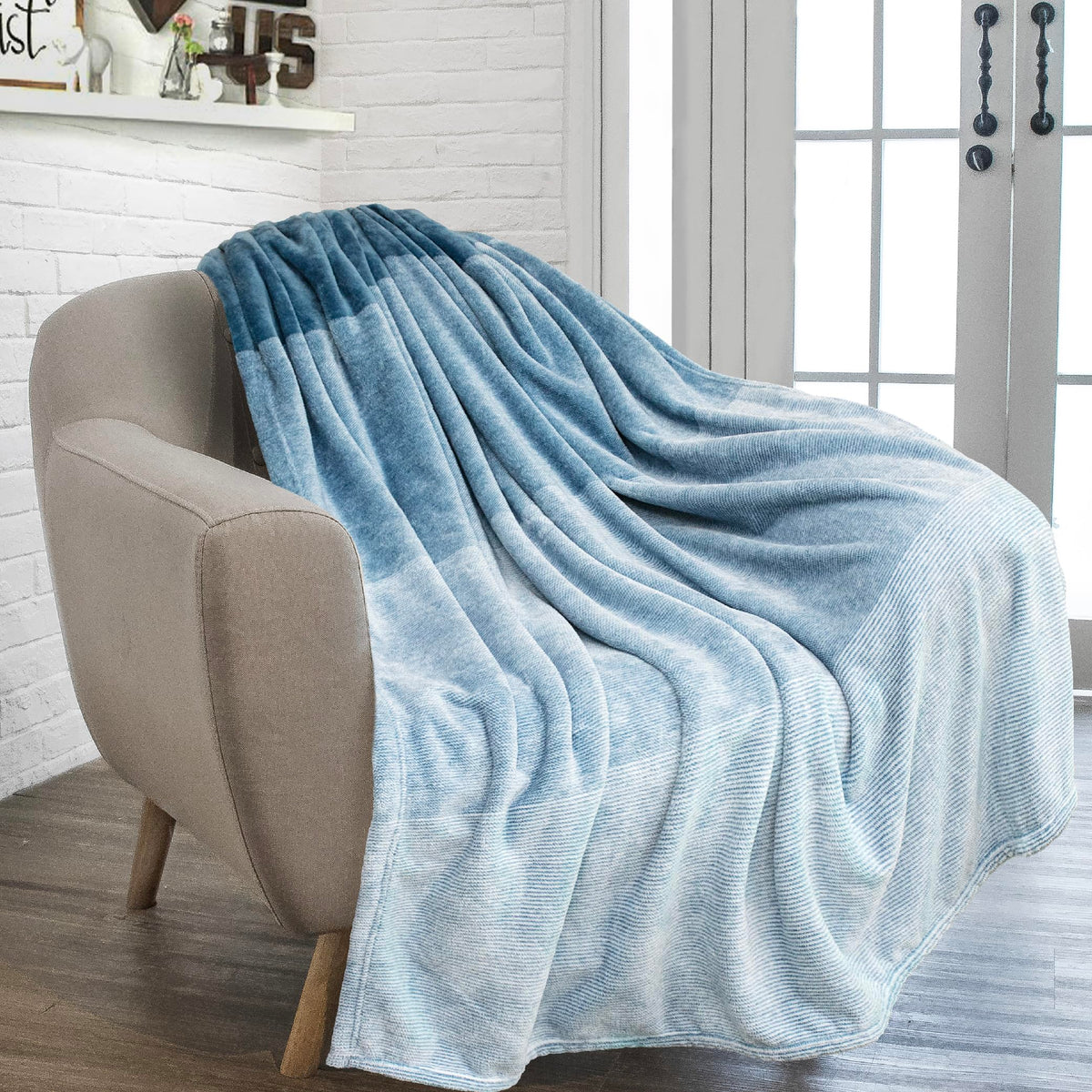 Pavilia Blue Ombre Fleece Throw Blanket For Couch, Soft Flannel Blanket For Sofa Bed Room, Plush Lightweight Turquoise Light Blu