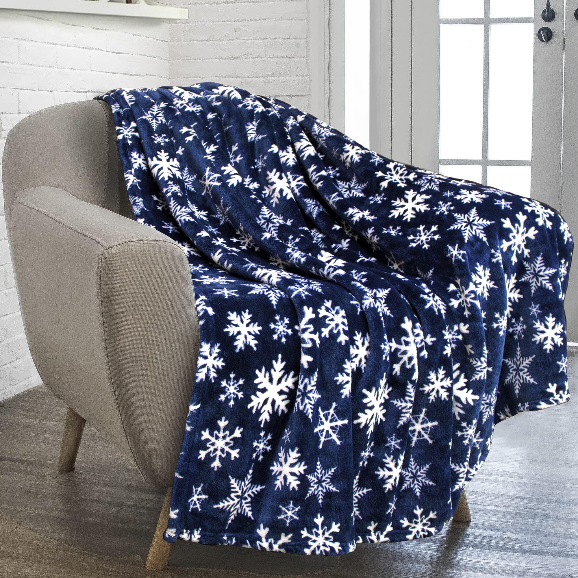 PAVILIA Christmas Throw Blanket | Navy Snowflake Christmas Fleece Blanket | Soft, Plush, Warm Winter Cabin Throw, 50x60 (Navy/Wh