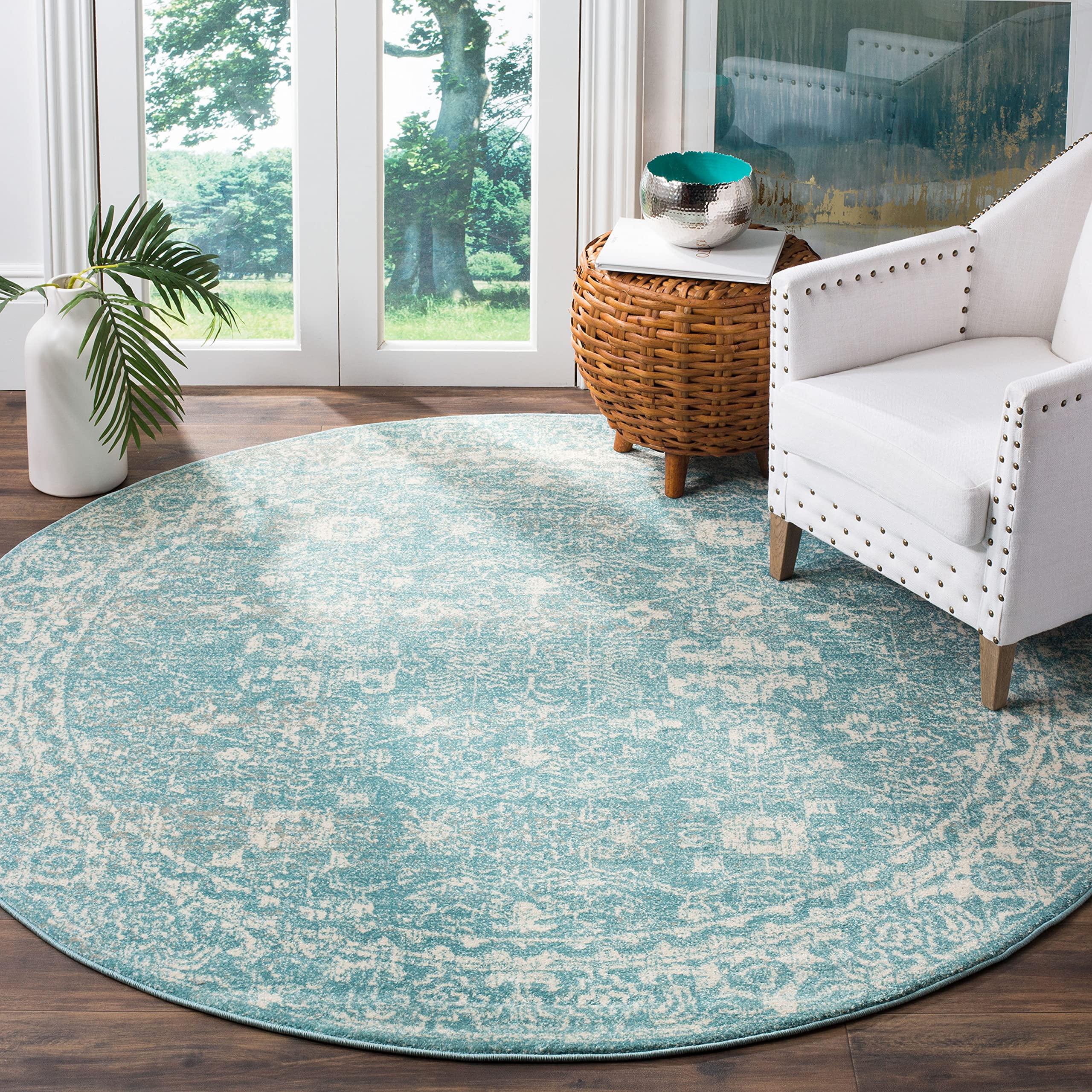 SAFAVIEH Evoke Collection Area Rug - 53 Round, Light Blue & Ivory, Shabby Chic Distressed Design, Non-Shedding & Easy Care, Ide