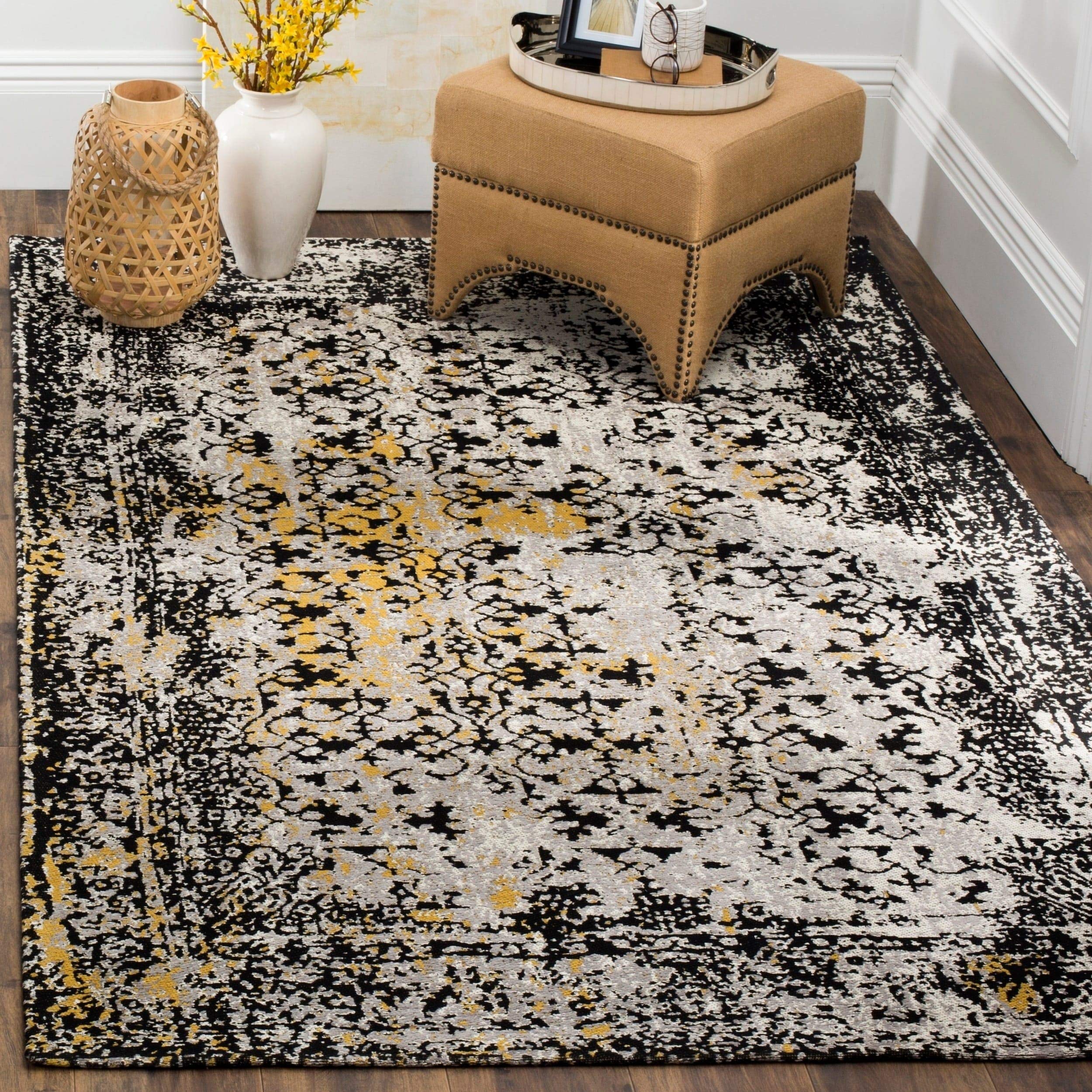 SAFAVIEH Classic Vintage Collection Accent Rug - 4' x 6', Black & Silver, Distressed Design, Non-Shedding & Easy Care, Ideal for