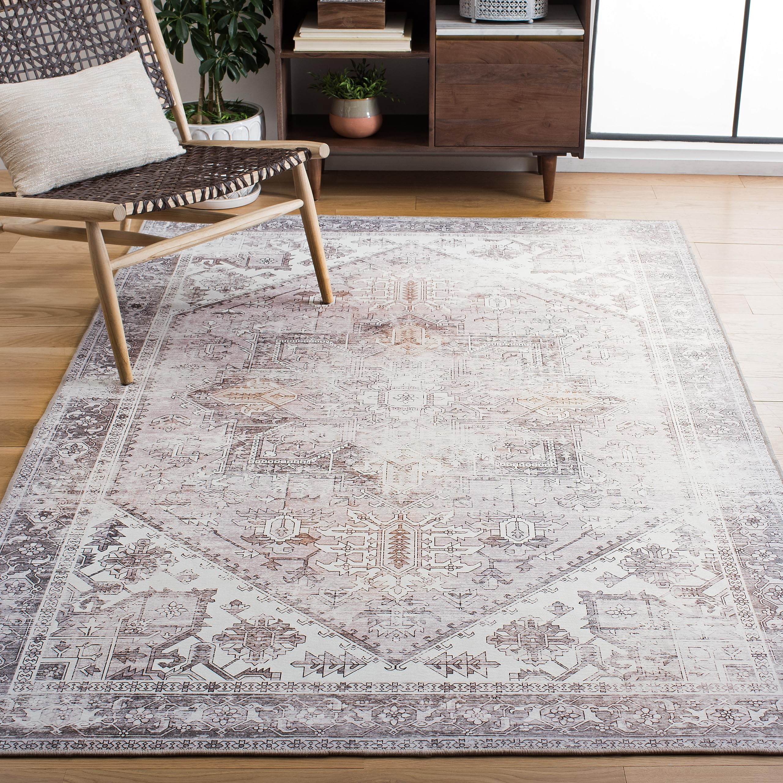 SAFAVIEH Tucson Collection Area Rug - 6 x 9, Light Grey, Shabby Chic Design, Machine Washable & Slip Resistant, Ideal for High