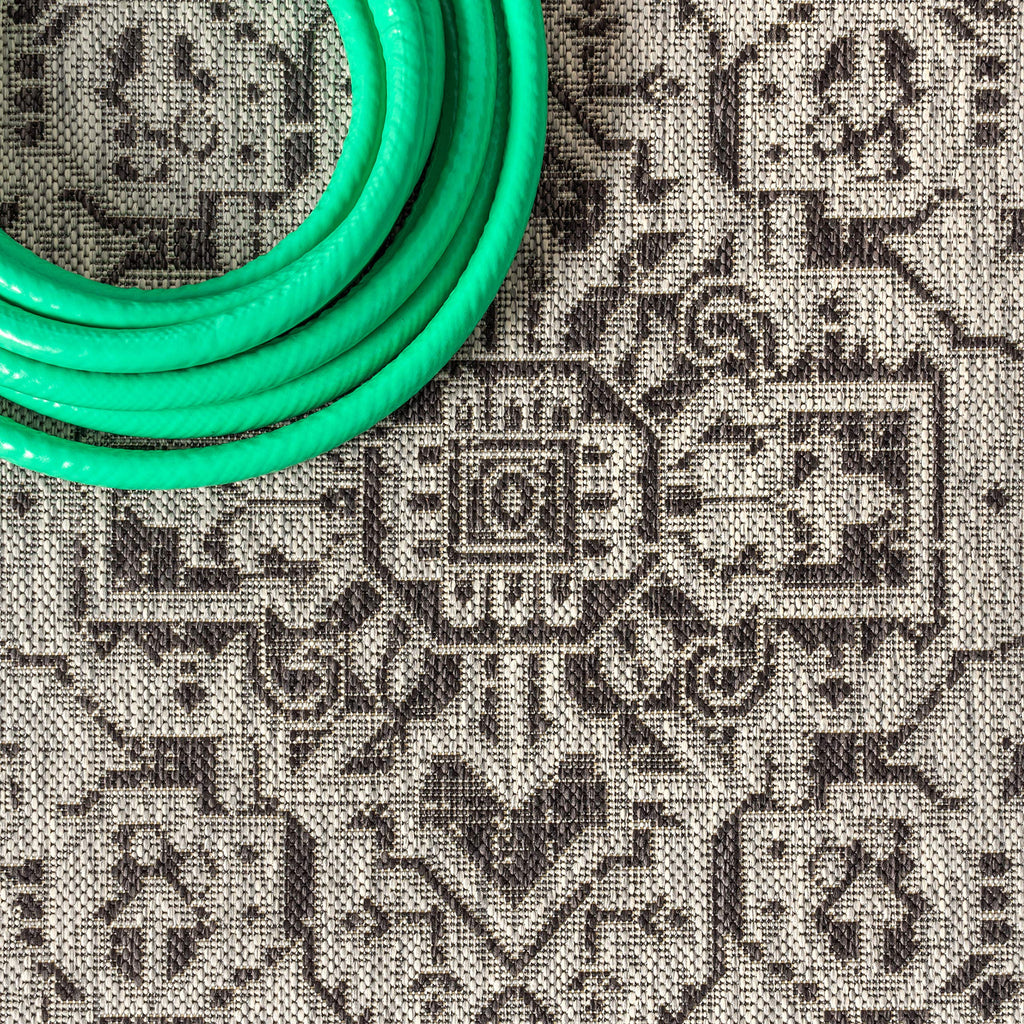Jonathan Y Smb101D-5R Sinjuri Medallion Textured Weave Indoor Outdoor Area-Rug Coastal Bohemian Rustic Glam Easy-Cleaning Bedroom Kitchen Backyard Patio Non Shedding, 5' Round, Gray/Black