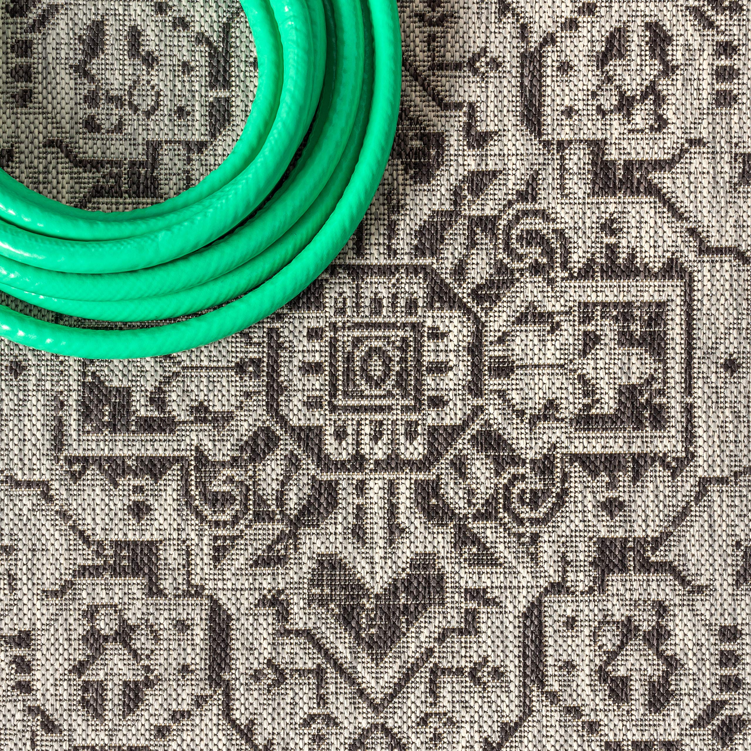 Jonathan Y Smb101D-5R Sinjuri Medallion Textured Weave Indoor Outdoor Area-Rug Coastal Bohemian Rustic Glam Easy-Cleaning Bedroom Kitchen Backyard Patio Non Shedding, 5' Round, Gray/Black
