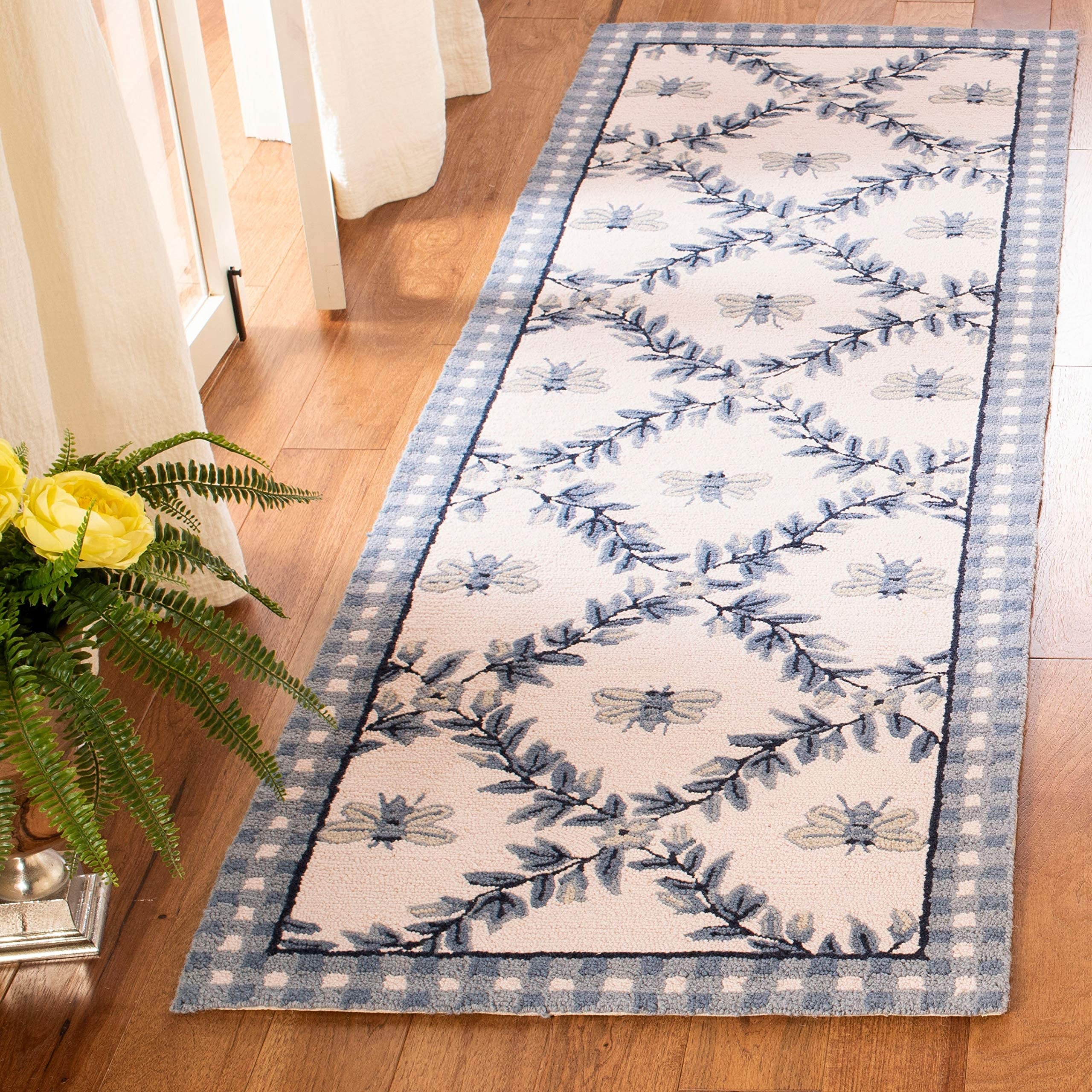 SAFAVIEH Chelsea Collection Runner Rug - 26 x 8, Ivory & Blue, Hand-Hooked French Country Wool, Ideal for High Traffic Areas i