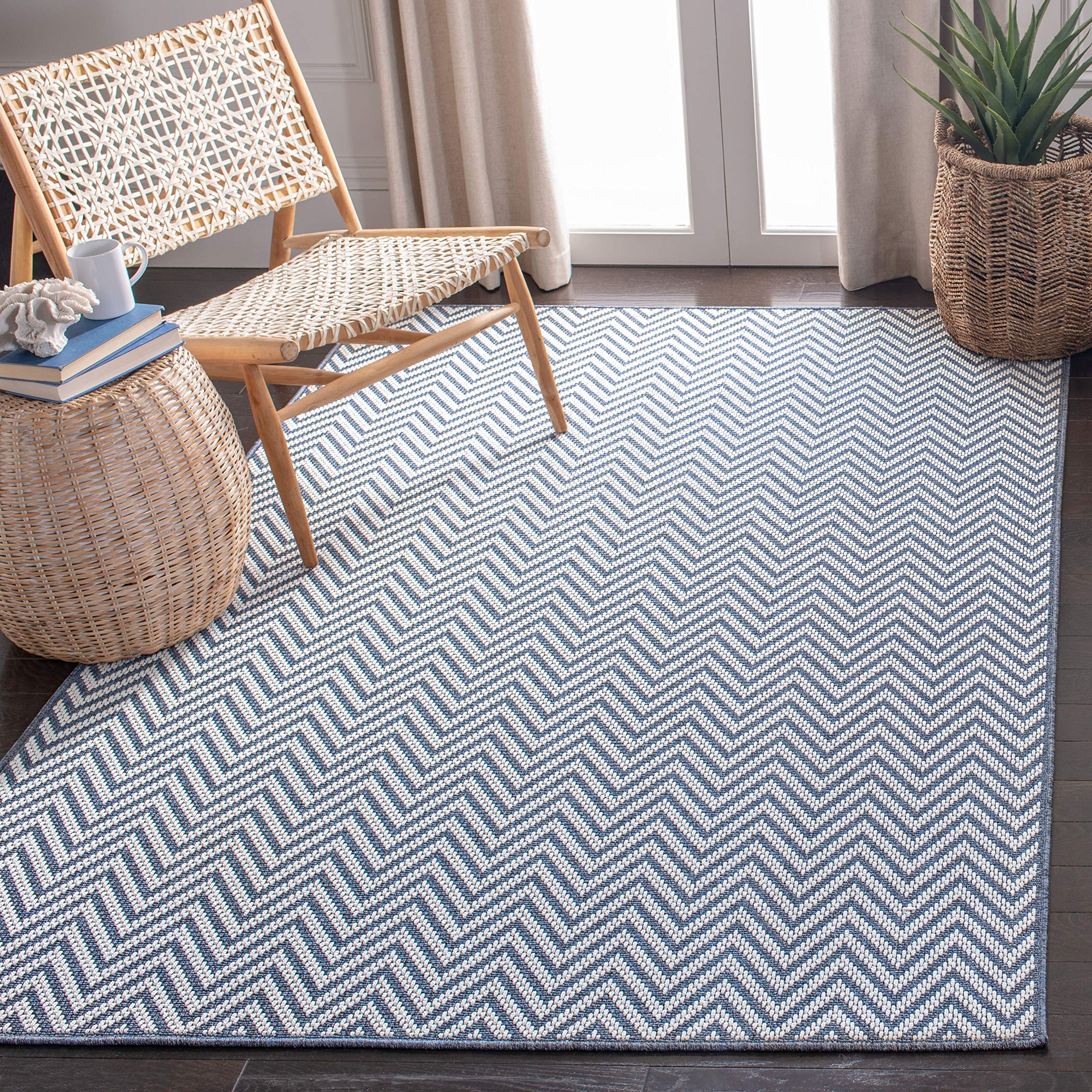 Safavieh Bermuda Collection Accent Rug - 4' X 6', Blue & Creme, Non-Shedding & Easy Care, Machine Washable Indoor/Outdoor & Wash