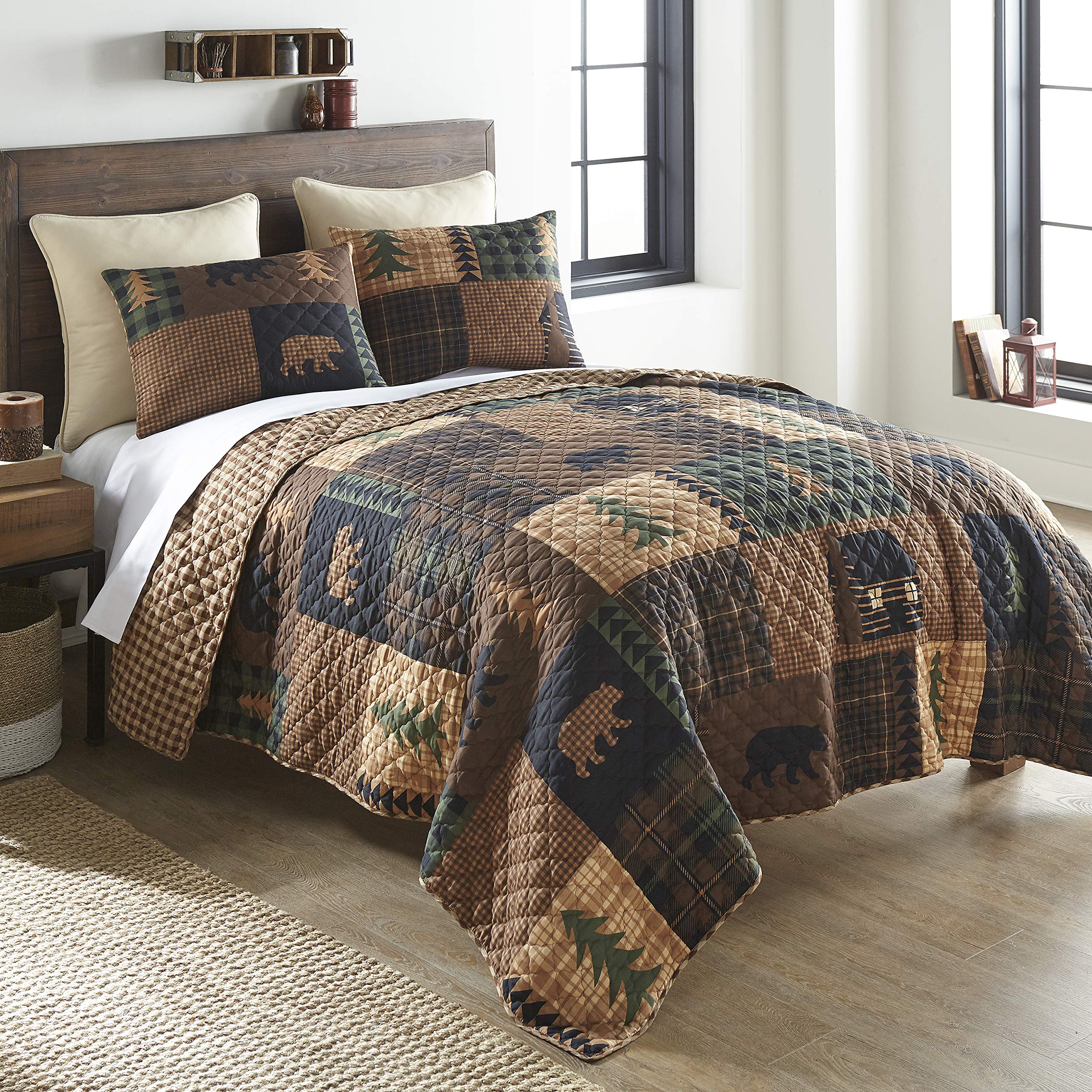Donna Sharp Full/Queen Bedding Set  3 Piece  Brown Bear Cabin Lodge Quilt Set with Full/Queen Quilt and Two Standard Pillow Sh