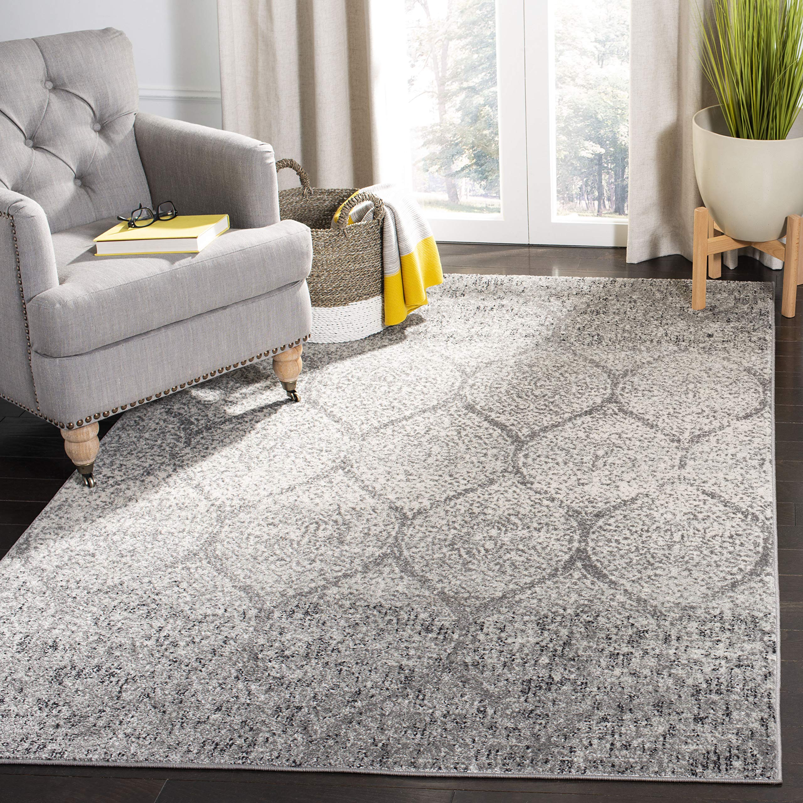 SAFAVIEH Madison Collection Accent Rug - 4 x 6, Grey & Ivory, Glam Ogee Trellis Distressed Design, Non-Shedding & Easy Care, I