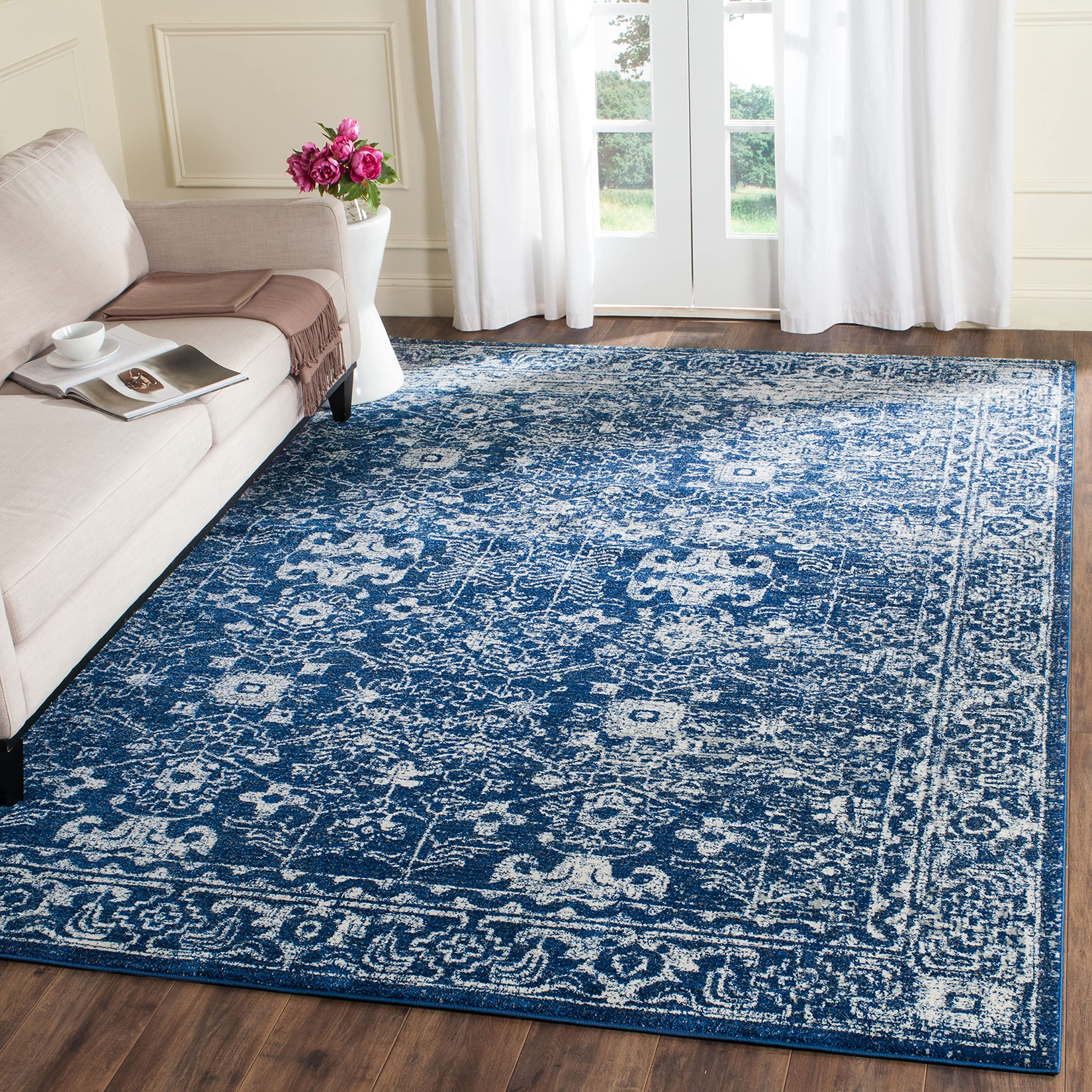 SAFAVIEH Evoke Collection 67 Square Navy/Ivory EVK270A Shabby Chic Distressed Non-Shedding Living Room Bedroom Dining Home Offi