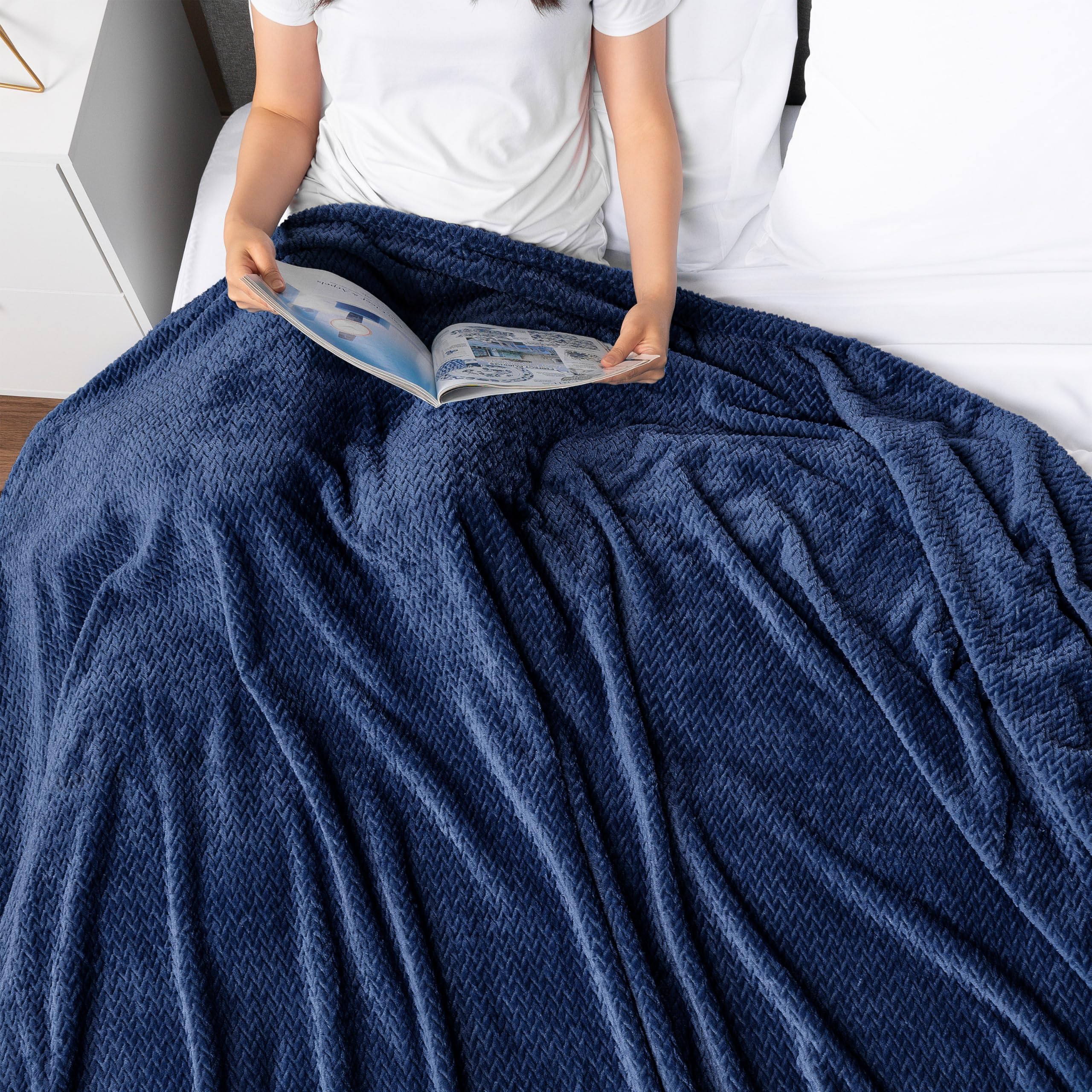 Pavilia Soft Fleece Navy Blue Throw Blanket For Couch, Lightweight Plush Warm Blankets For Bed, Fuzzy Cozy Flannel Blanket Throw
