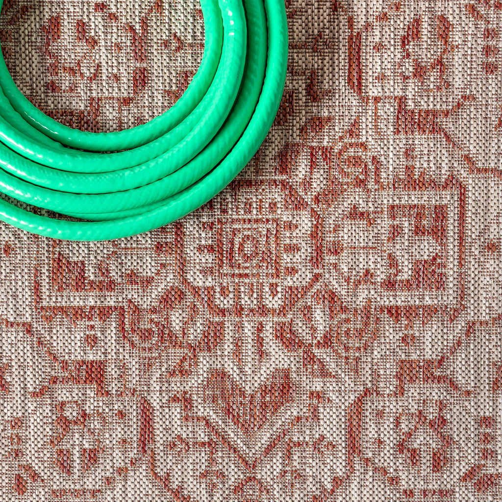 Jonathan Y Smb101A-5R Sinjuri Medallion Textured Weave Indoor Outdoor Area-Rug Coastal Bohemian Rustic Glam Easy Cleaning Bedroom Kitchen Backyard Patio Non Shedding, 5' Round, Red/Taupe