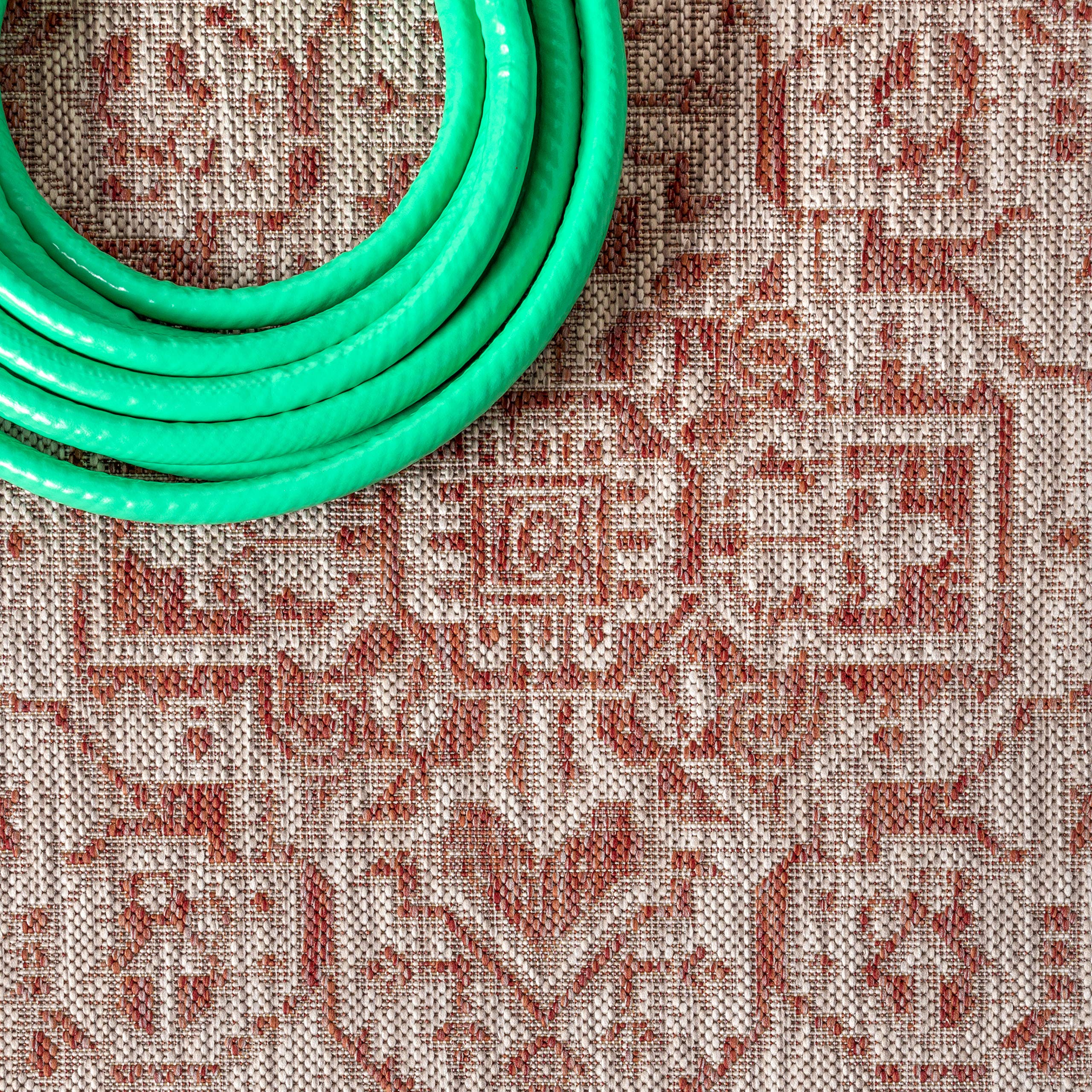 Jonathan Y Smb101A-5R Sinjuri Medallion Textured Weave Indoor Outdoor Area-Rug Coastal Bohemian Rustic Glam Easy Cleaning Bedroom Kitchen Backyard Patio Non Shedding, 5' Round, Red/Taupe