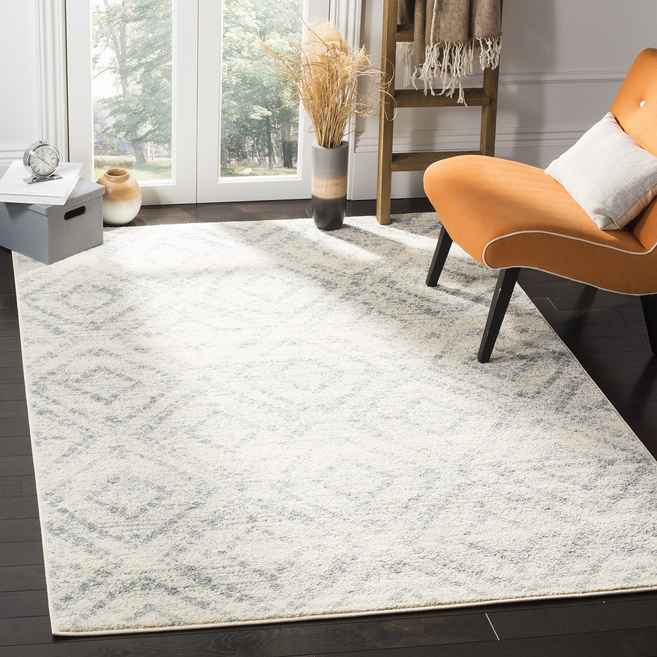 SAFAVIEH Adirondack Collection Accent Rug - 4 x 6, Ivory & Light Blue, Modern Distressed Design, Non-Shedding & Easy Care, Ide