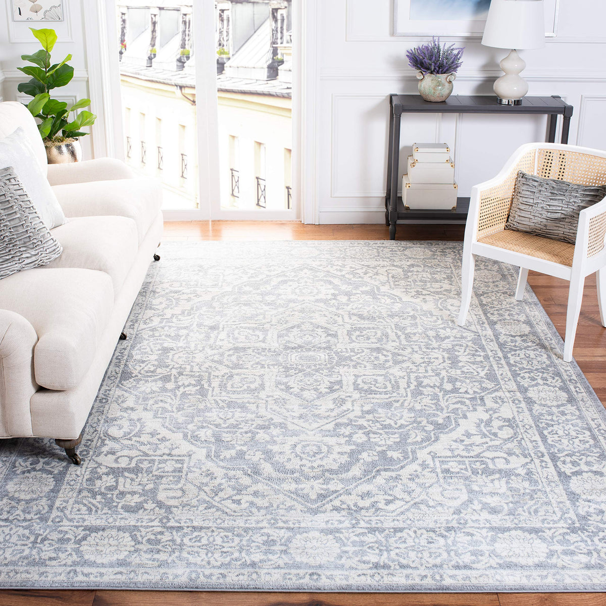 SAFAVIEH Brentwood Collection Area Rug - 6' x 9', Light Grey & Ivory, Medallion Distressed Design, Non-Shedding & Easy Care, Ide