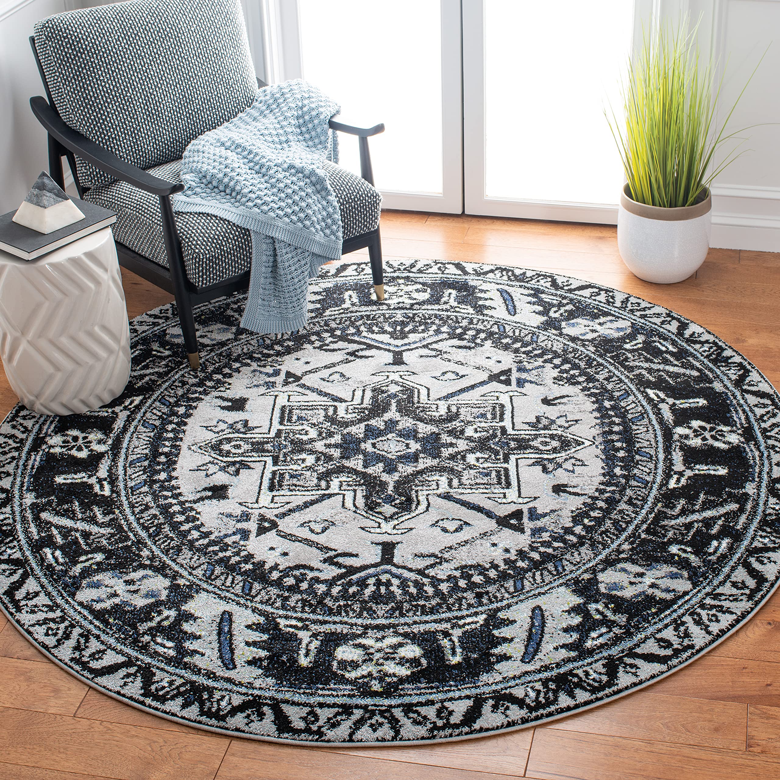 SAFAVIEH Vintage Hamadan Collection 67 Round Light Grey / Dark Grey VTH211F Oriental Traditional Persian Non-Shedding Dining Ro