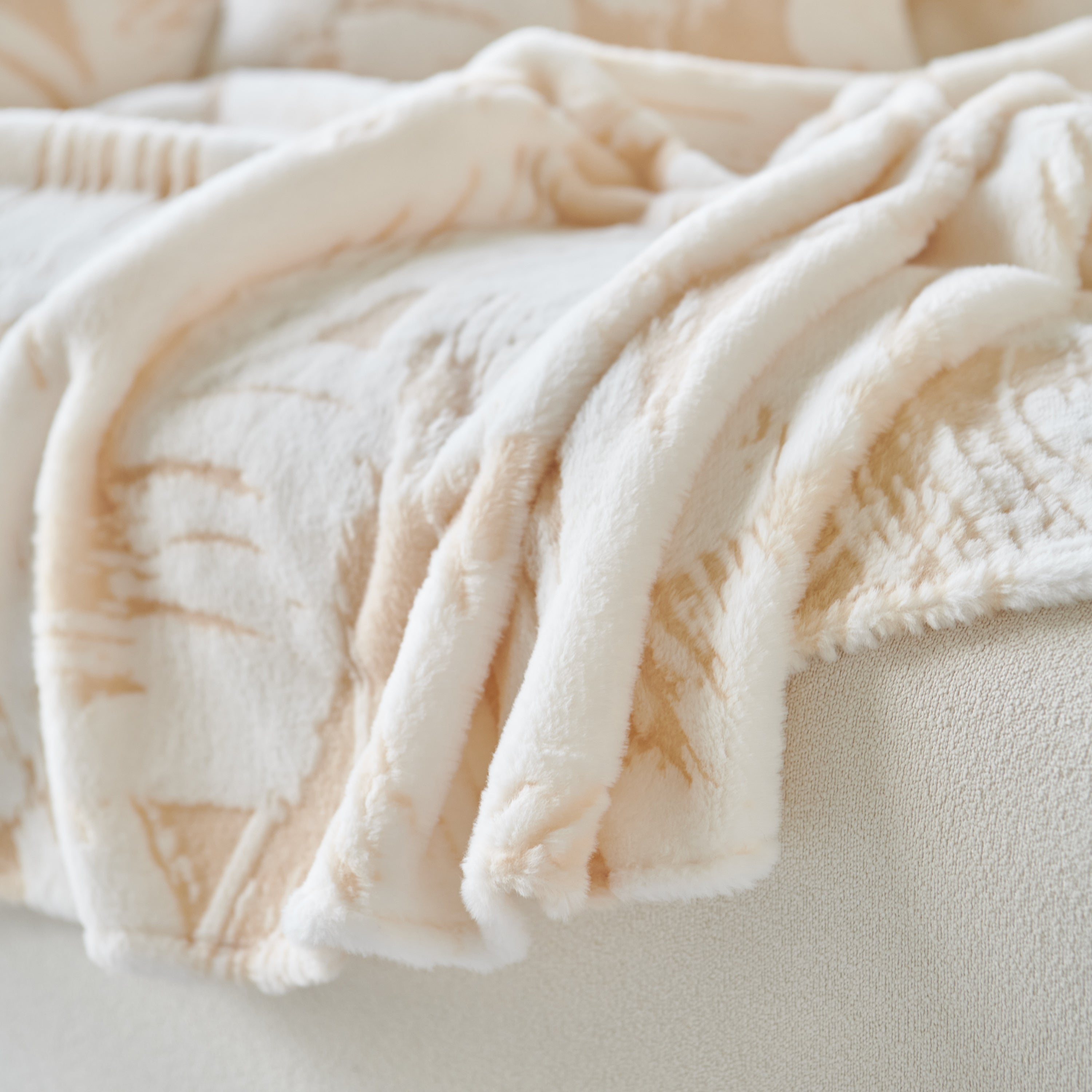 Plush Faux Fur Warm Sofa Cover with Waves Jacquard Textured Throw Blankets for Couch