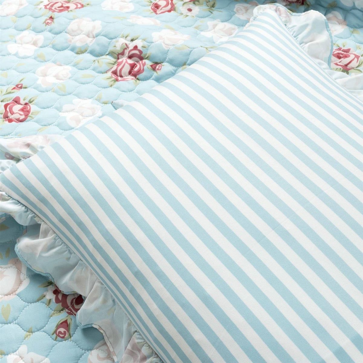 Full/Queen size Vintage Rose Ruffle Edge Light Quilt Set in Blue White and Pink