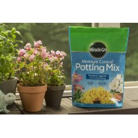 Miraclegro Moisture Control Potting Mix 8 Qt Protects Against Over And Under Watering Container Plants 2Pack